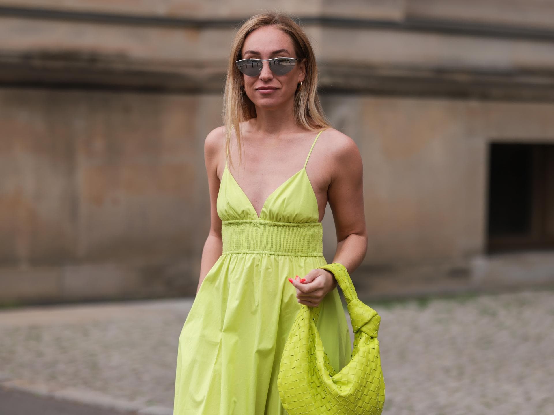 Frau in gelbem Kleid
