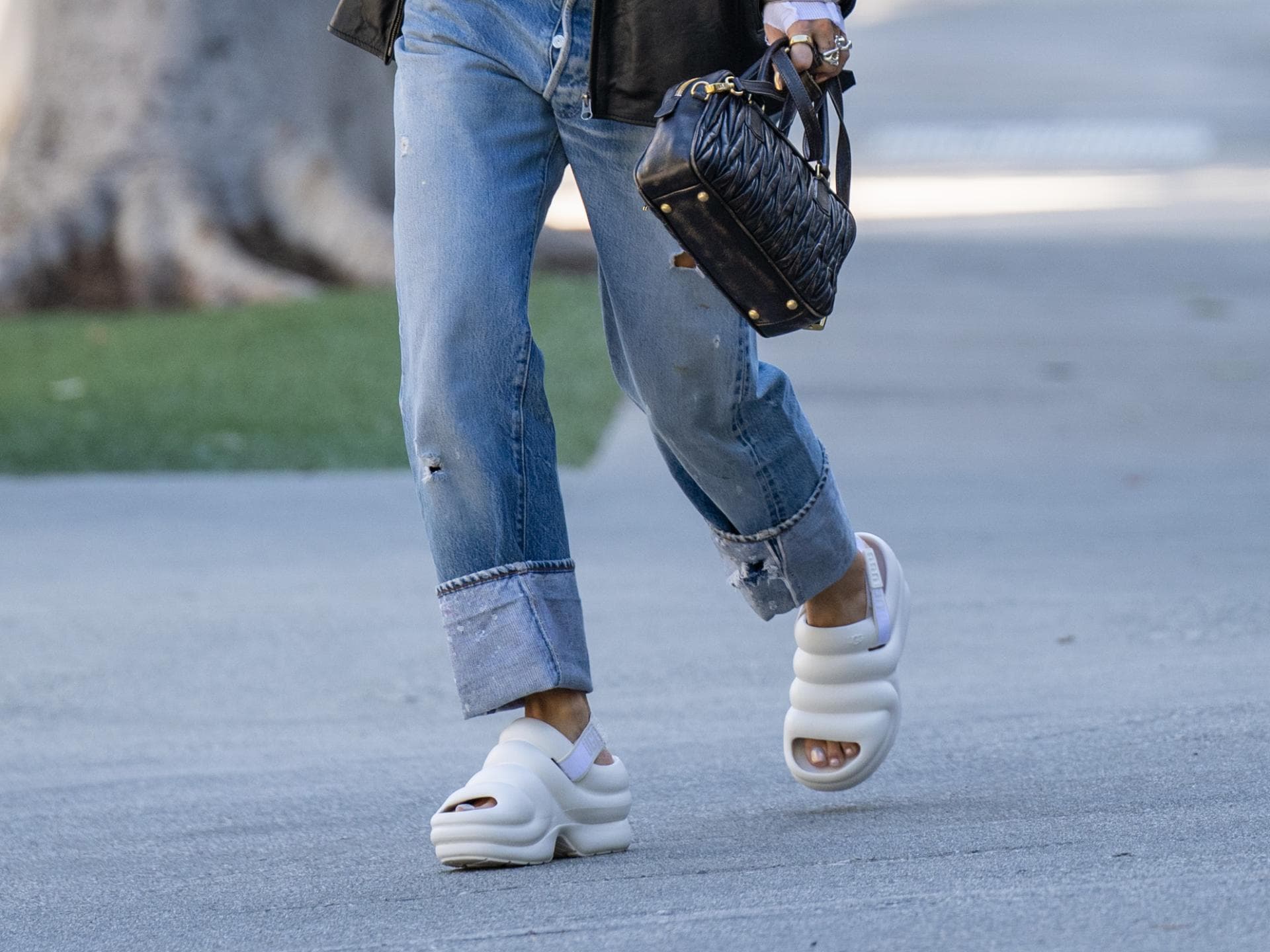 Rita Ora mit Plateau-Sandalen