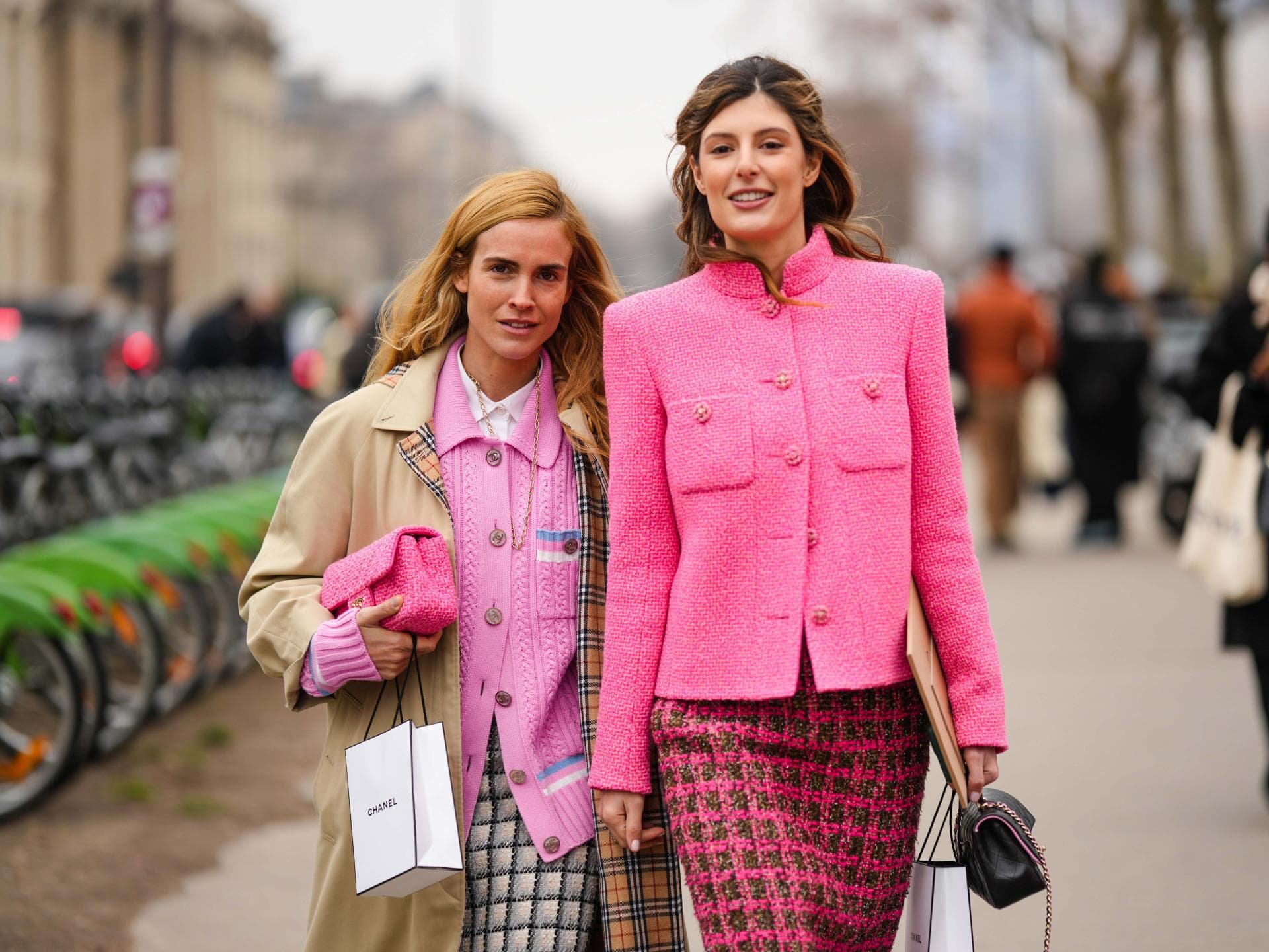 Zwei Frauen mit Shopping-Bags