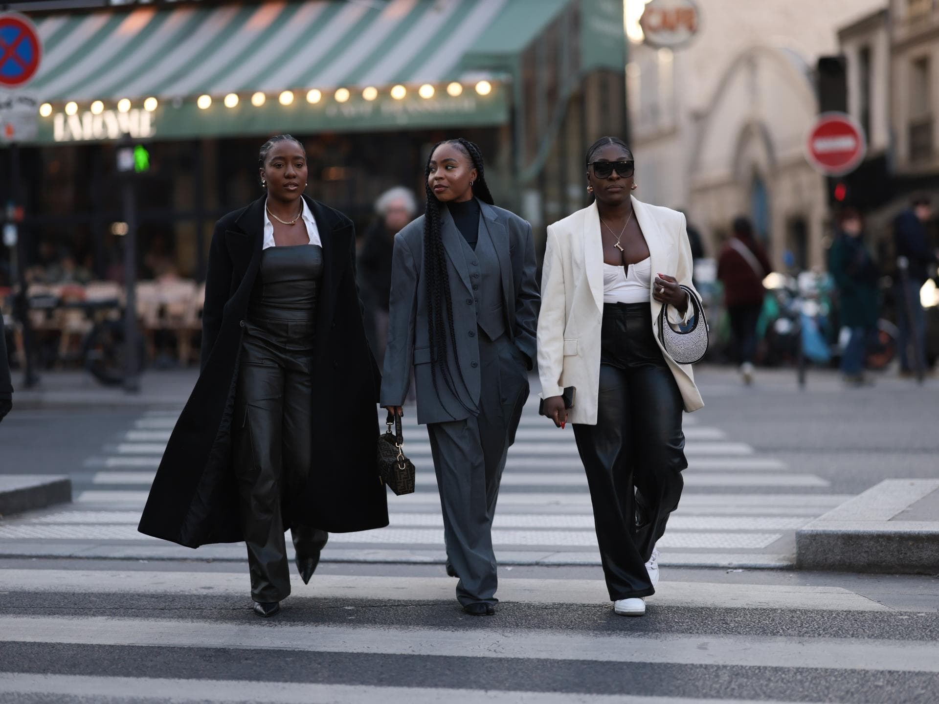 Schwarz-weiße Outfits: So gelingt das Styling Drei Frauen in schwarz-weißen Looks