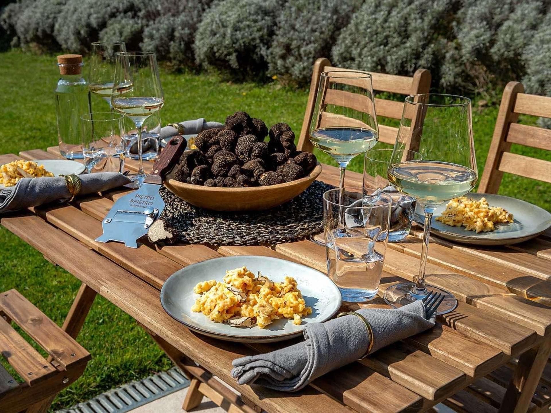 Trüffel auf Esstisch