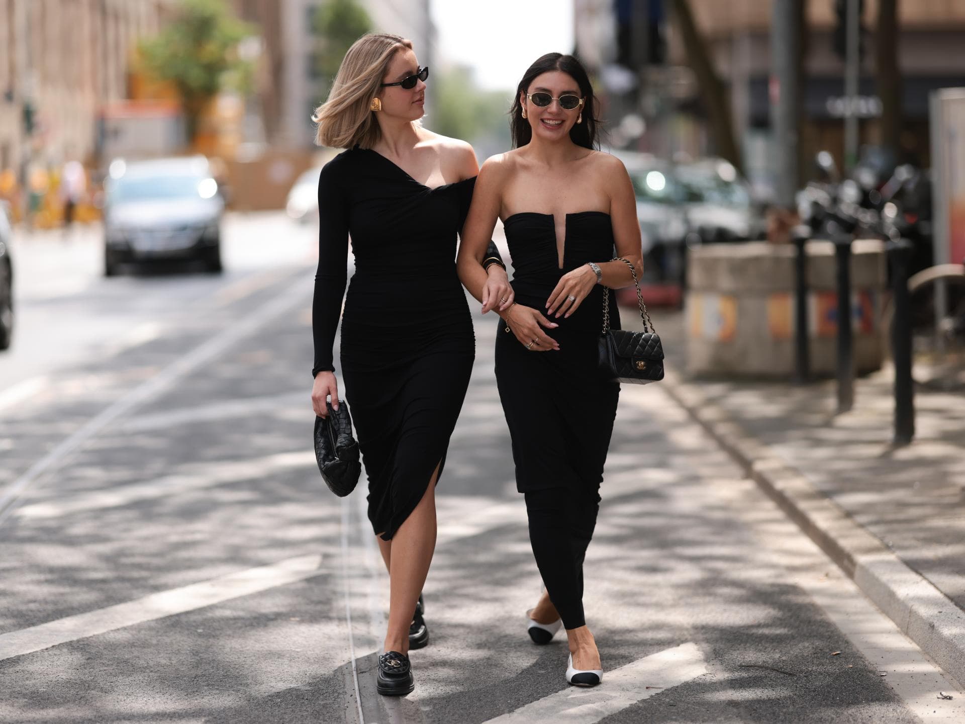 Zwei Frauen in schwarzen Outfits