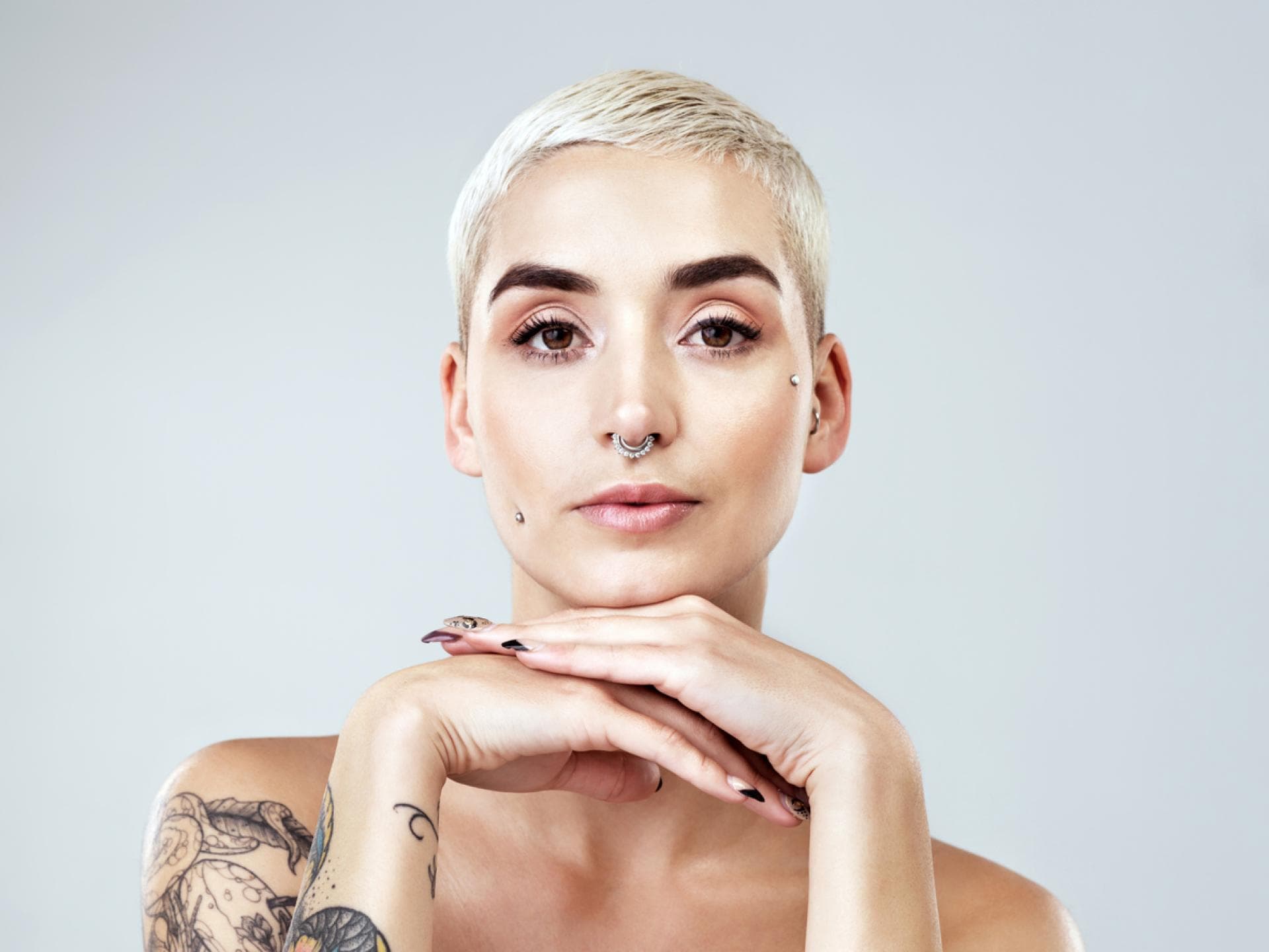 Frau mit Piercings
