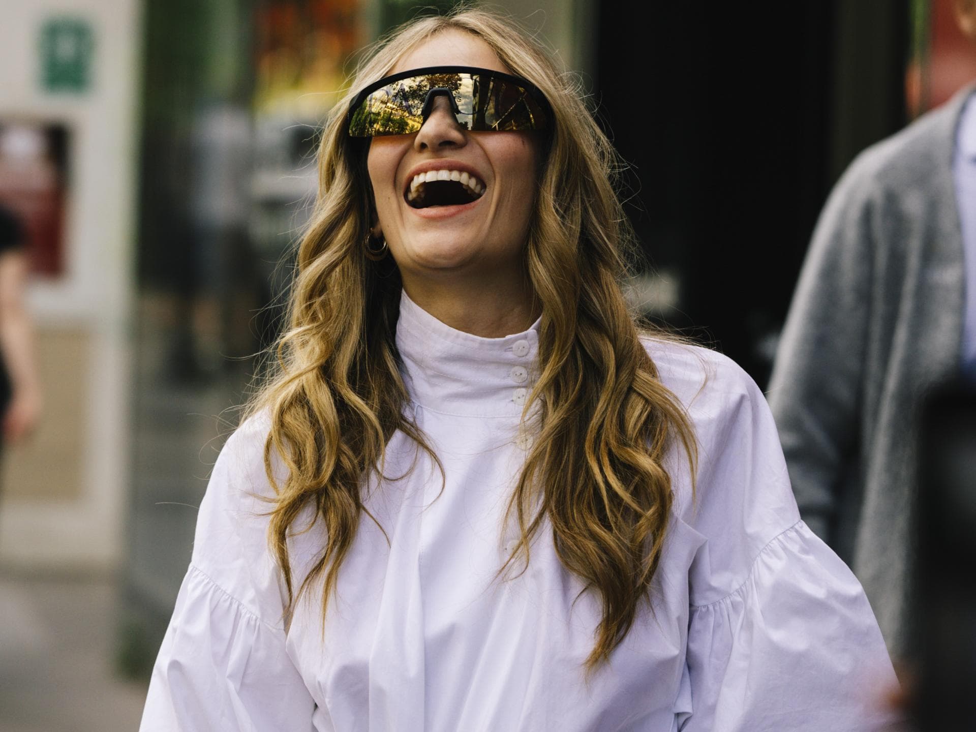 Frau im weißen Kleid Sonnenbrille