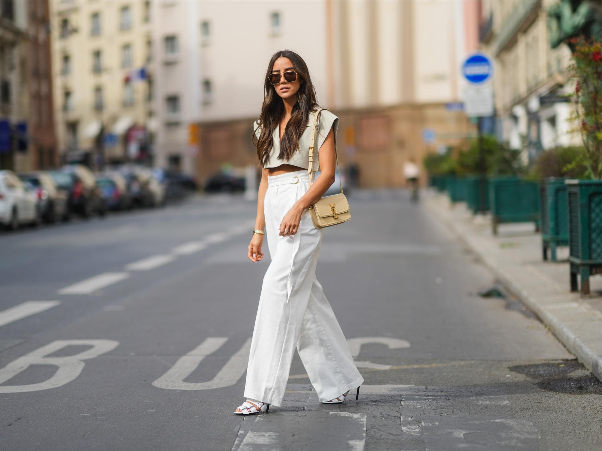 Diese günstigen Teile perfektionieren den Quiet Luxury Trend Frau trägt weiße Hose