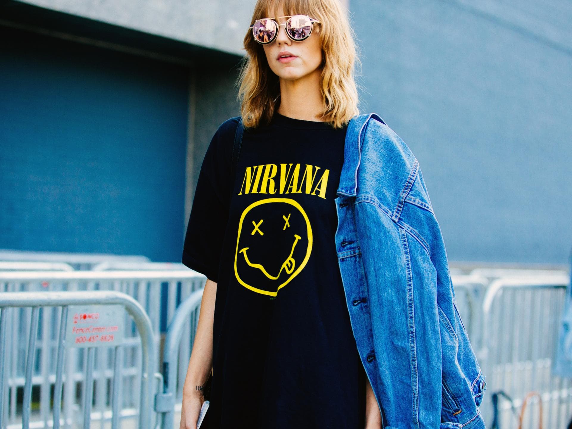 Frau trägt Nirvana-Shirt