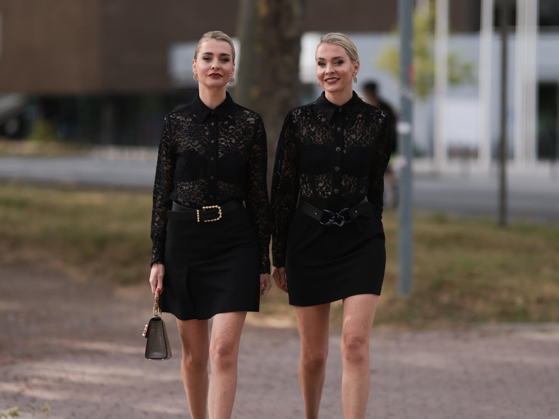 Zwei Damen mit schwarzen Röcken