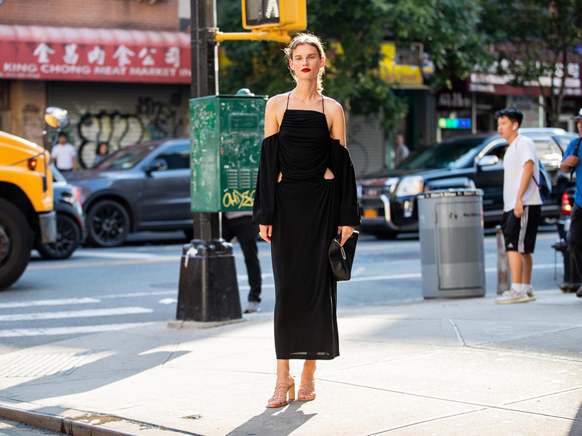 Frau in schwarzem Kleid mit Cut-Outs