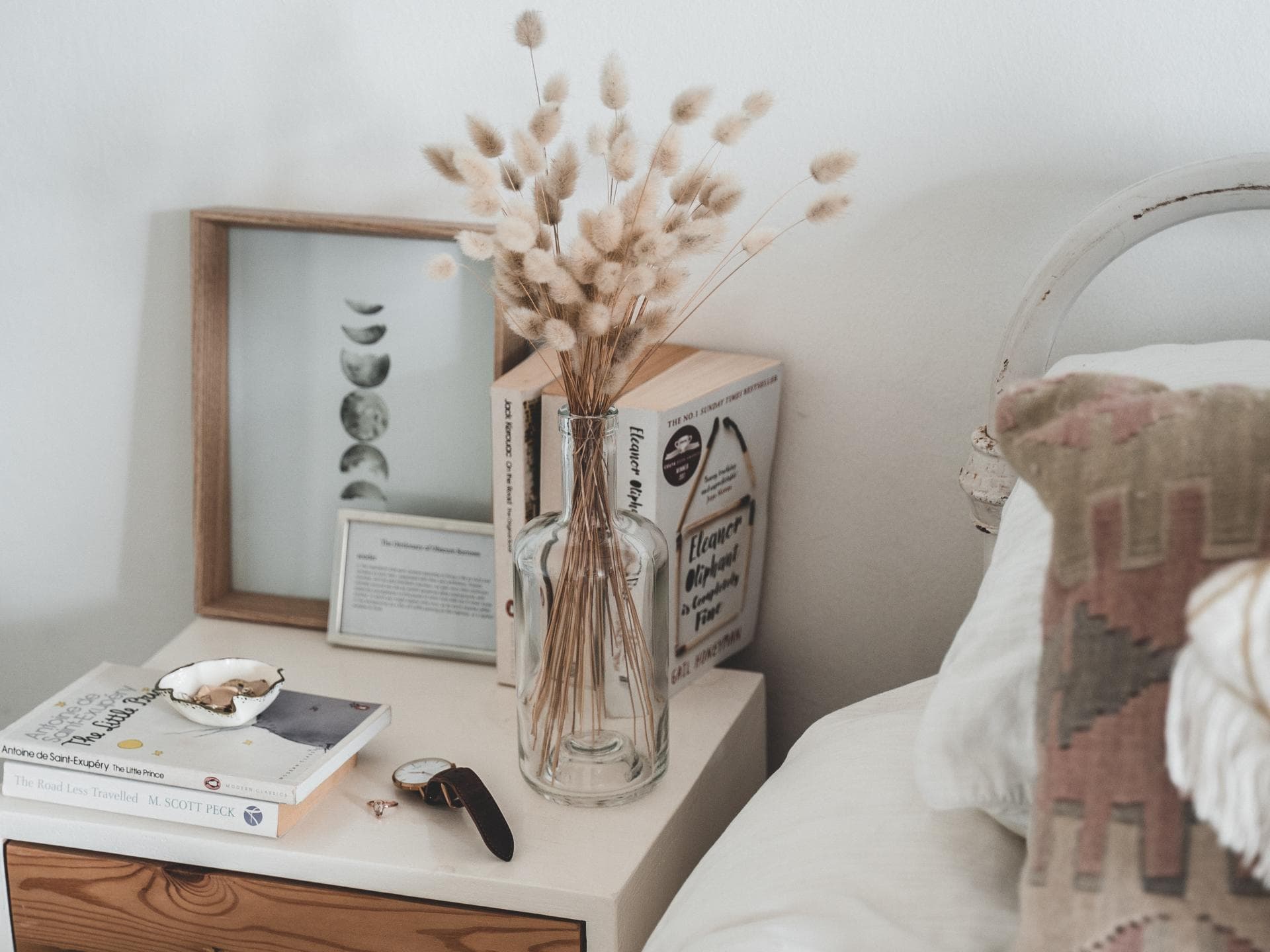Blumenvase am Bett