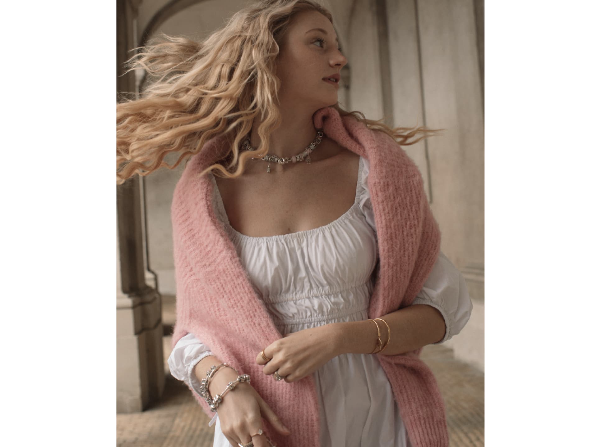 Auch Trixi Giese (@trixigiese) kann gar nicht genug Ketten am Hals und an den Armen tragen