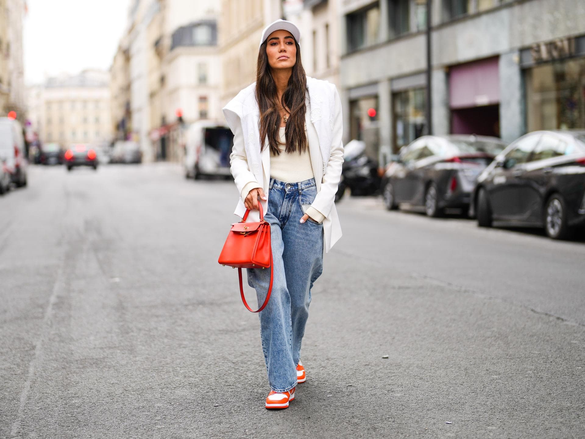Frau mit Boyfriend Jeans