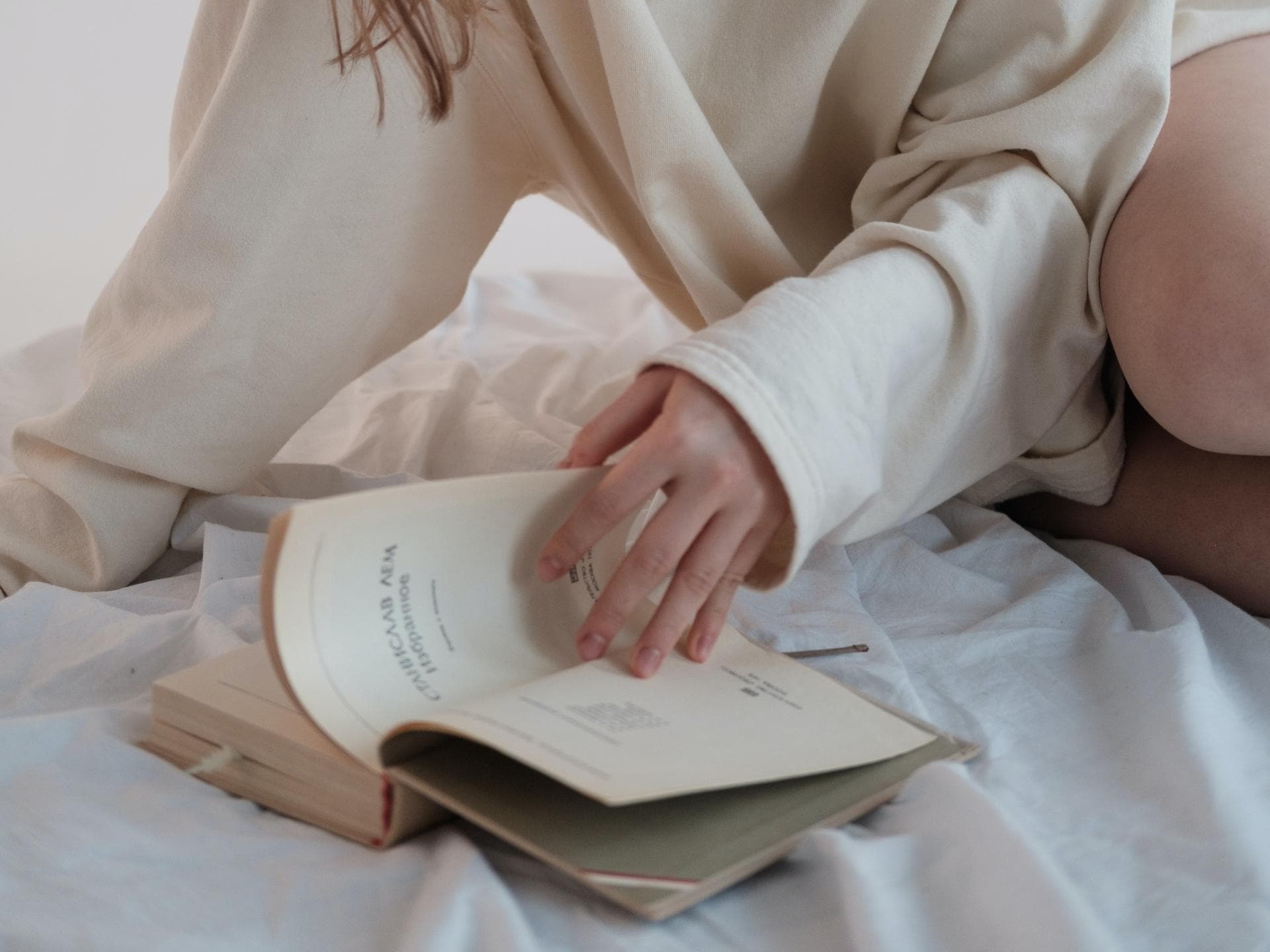 Frau liest ein Buch