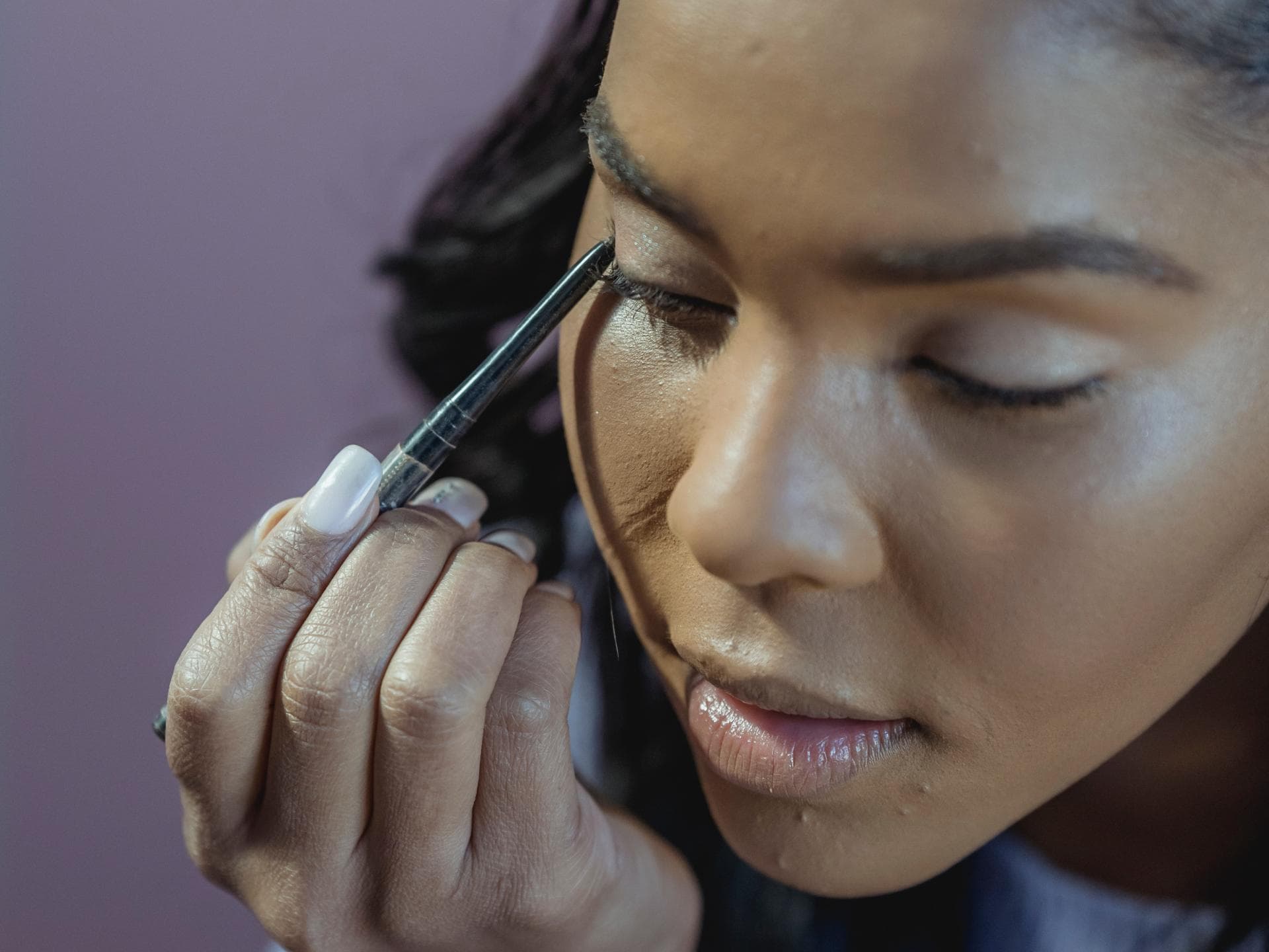 Frau trägt Eyeliner auf