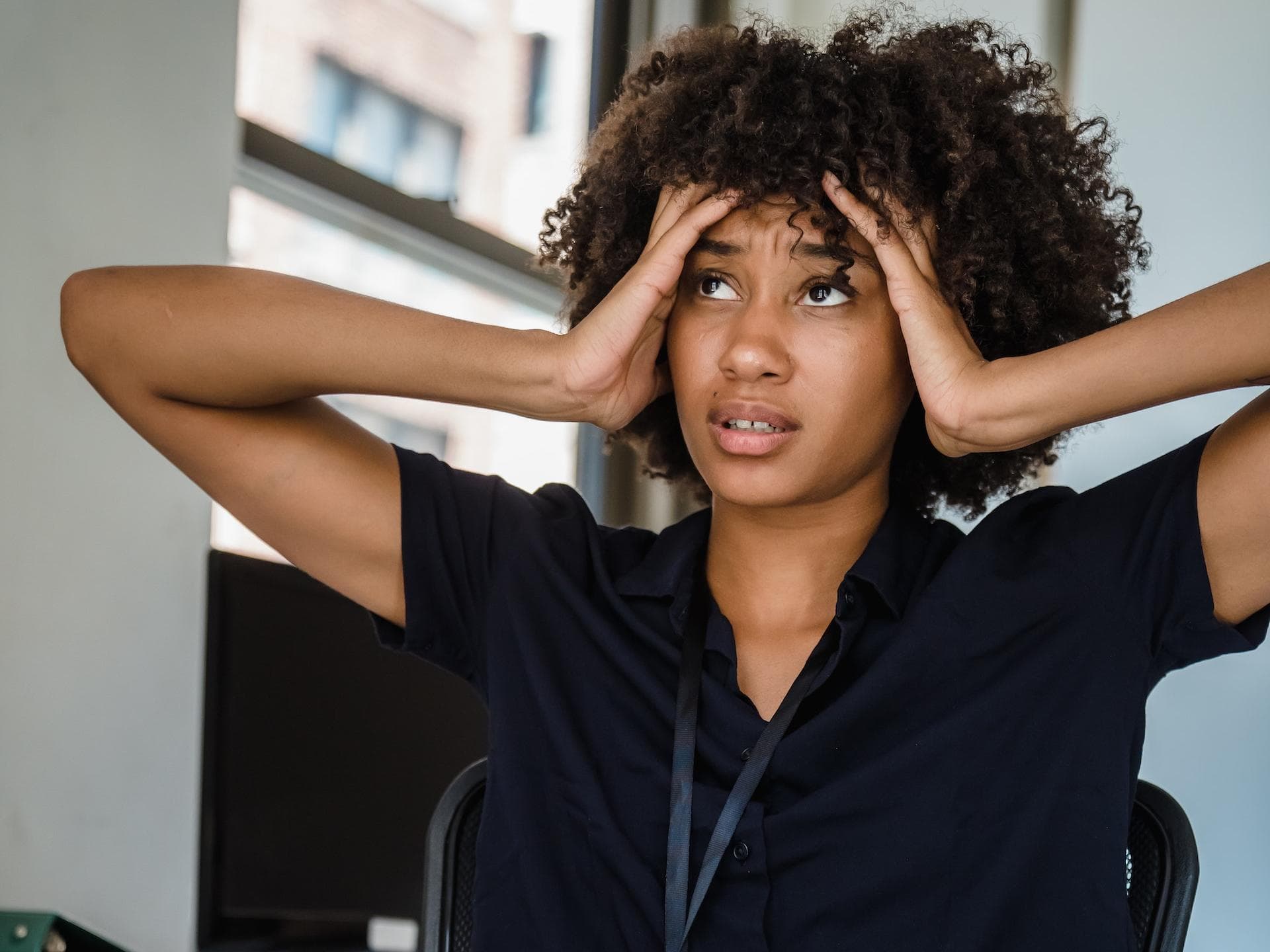 Frau hat Stress bei der Arbeit – werden die Leistungen wertgeschätzt?