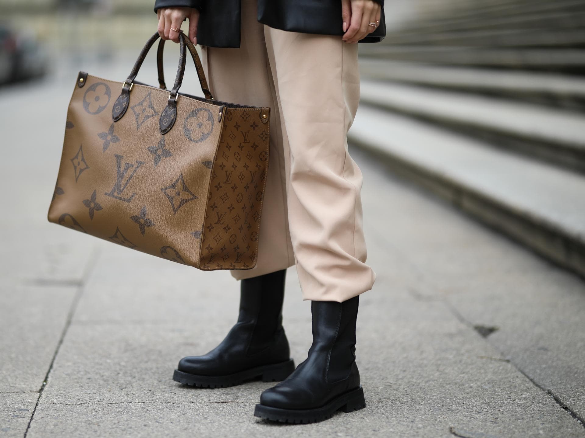 Frau trägt Louis Vuitton Tasche