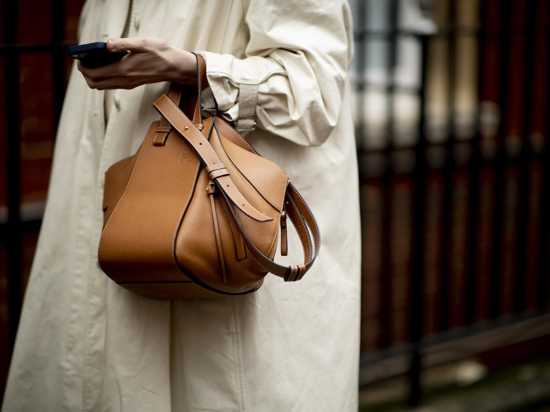 Die Tasche von s.Oliver ist ein Must-have Bruane Handtasche mit einem Trenchcoat gestylt