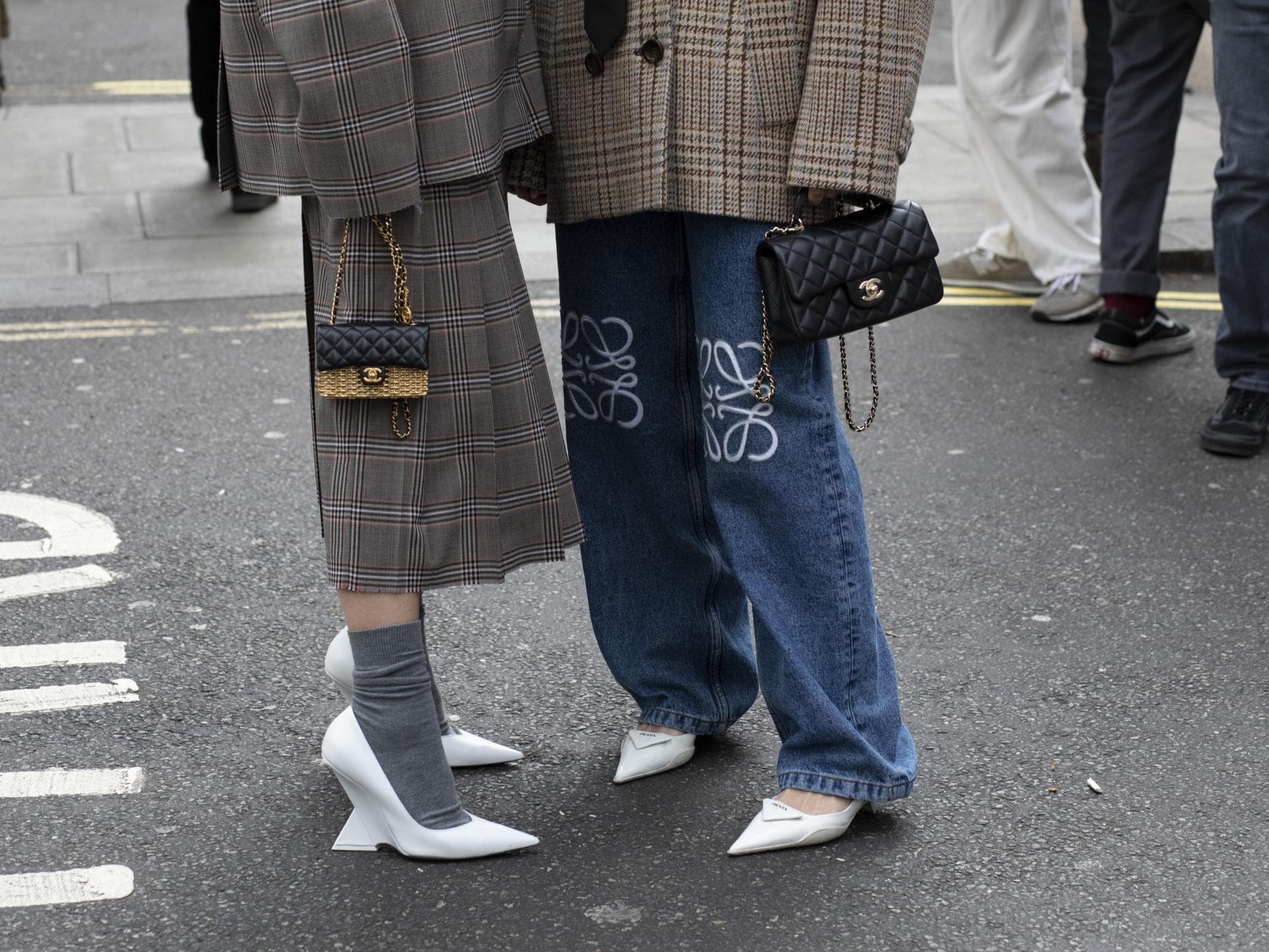 Zwei Frauen in Looks mit kariertem Muster