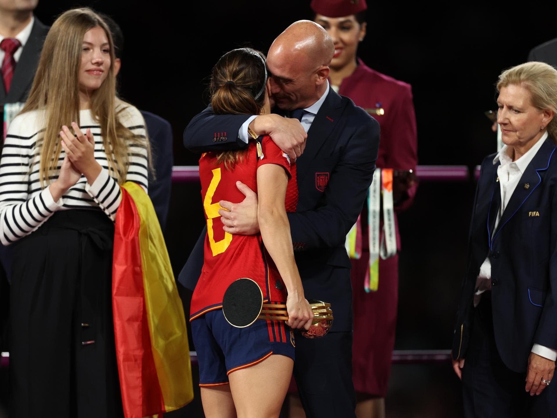 Luis Rubiales küsst Nationalspielerin