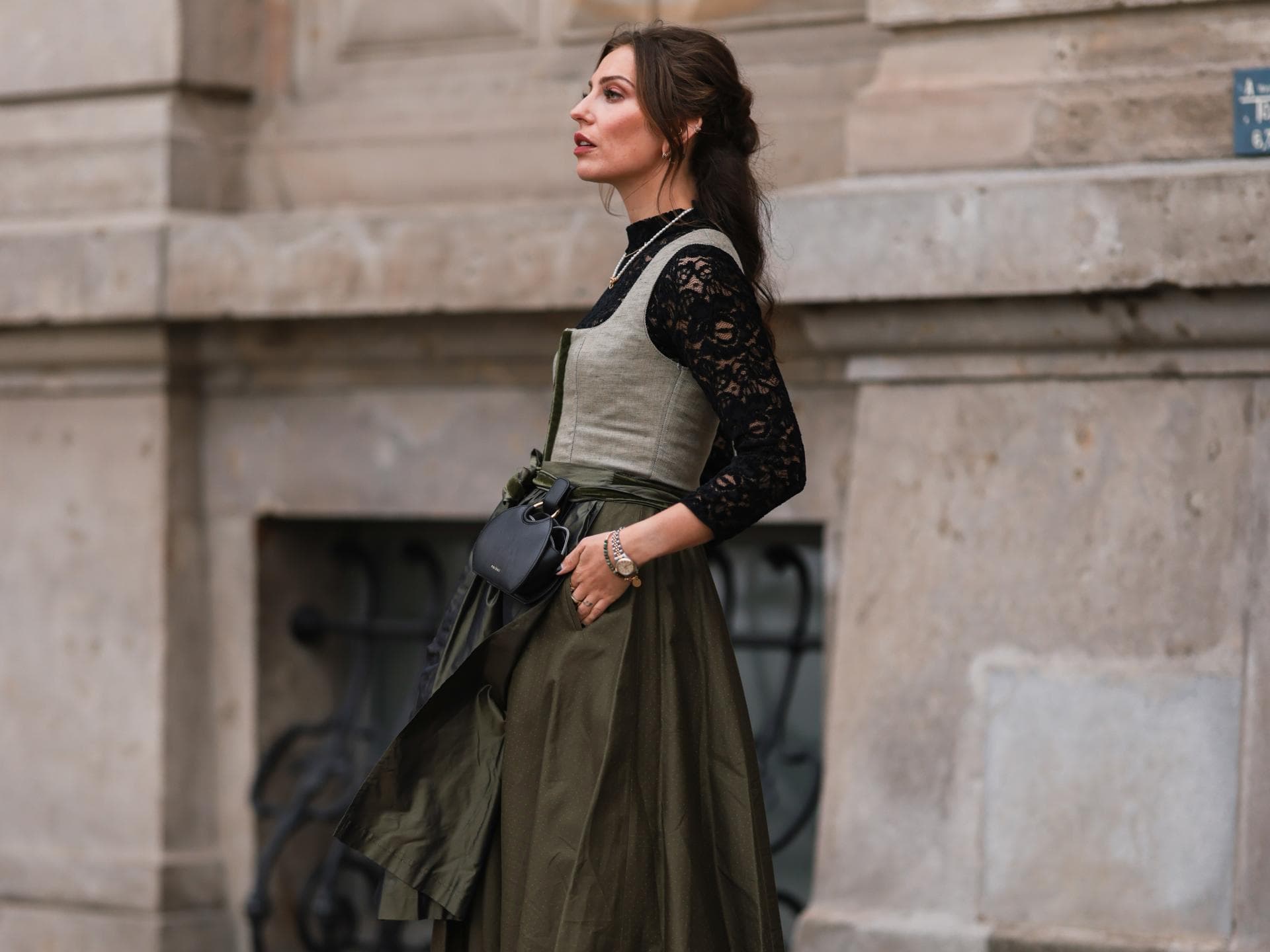 Masha Sedgwick in einem Dirndl mit schwarzer Bluse