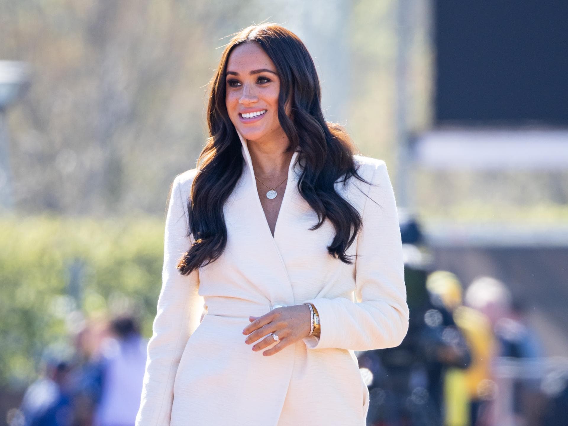 Meghan Markle mit weißen Blazer