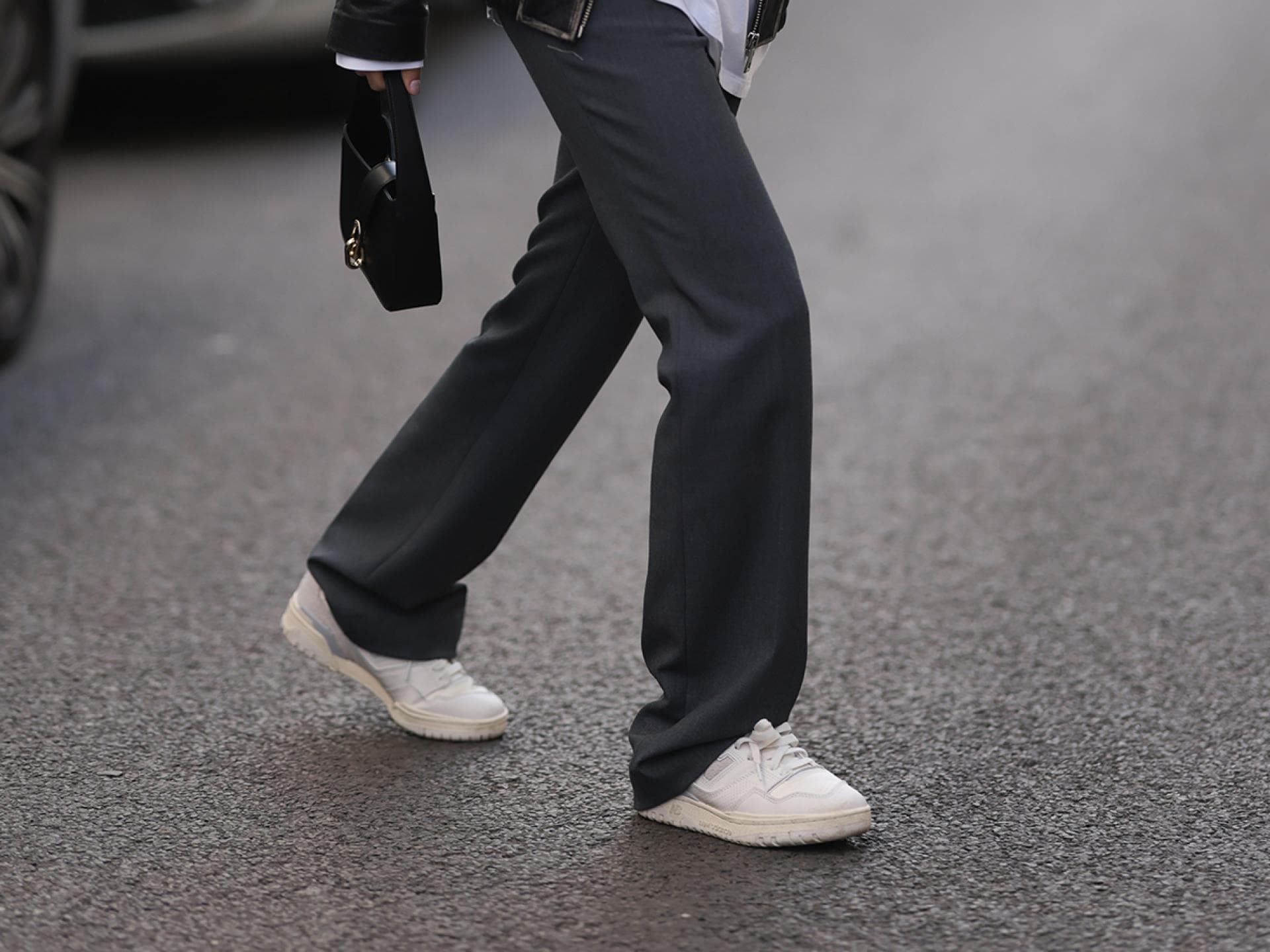 Sneaker Business Look: So kombinierst du die sportlichen Schuhe im Büro Frau trägt weißen Sneaker