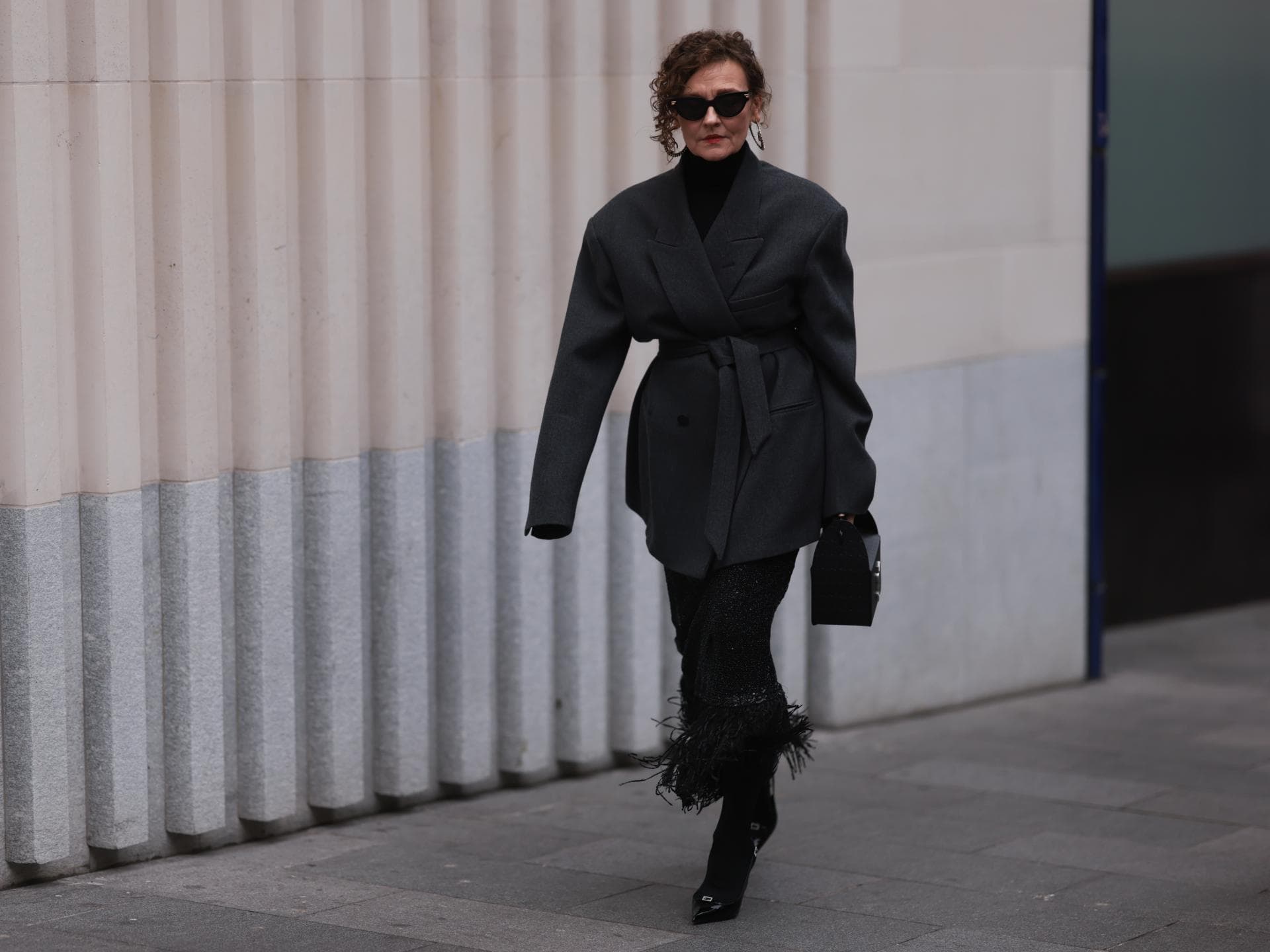 Renia Jaz im grauen Herbst-Look