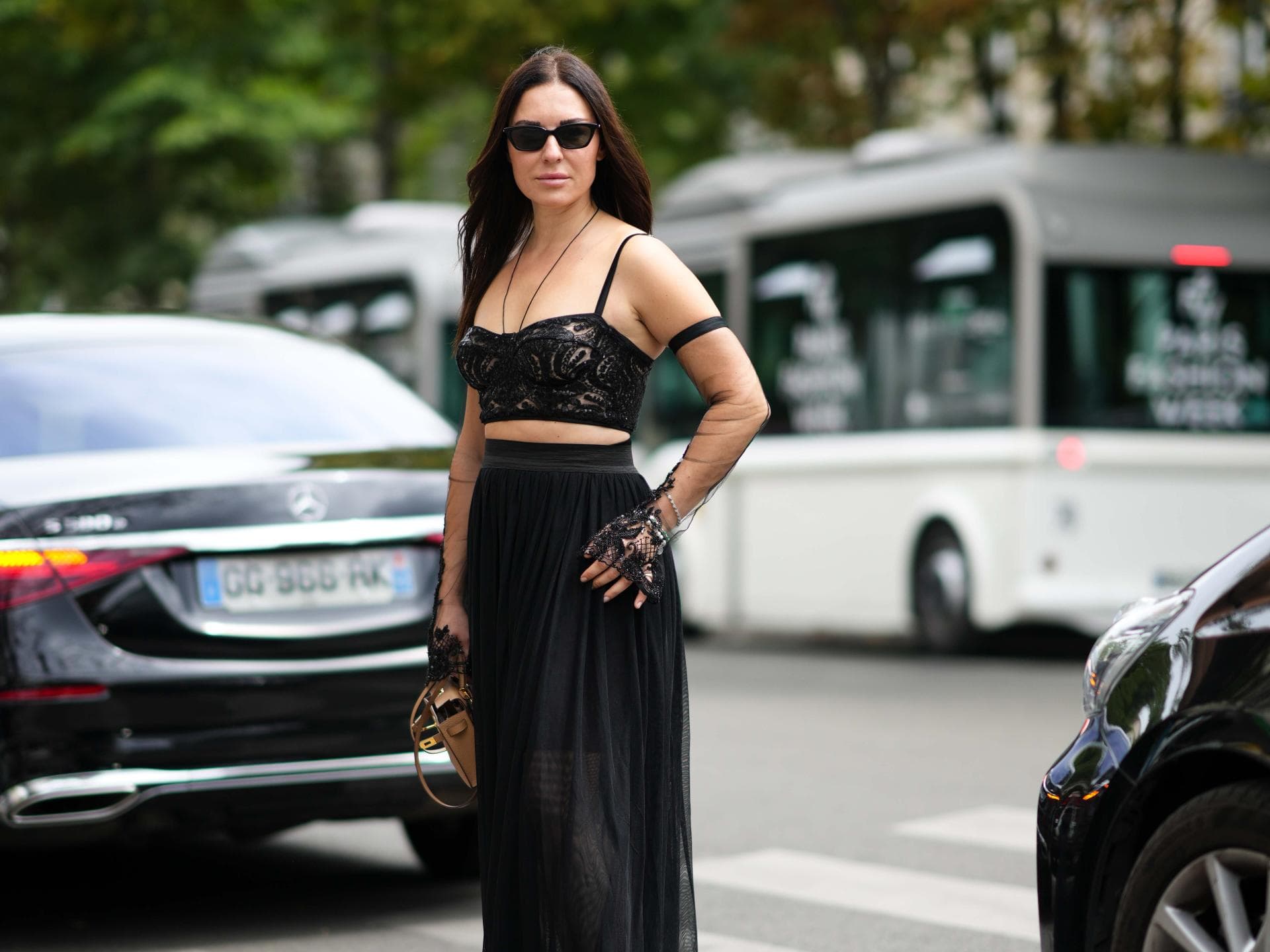 Frau im schwarzen Look