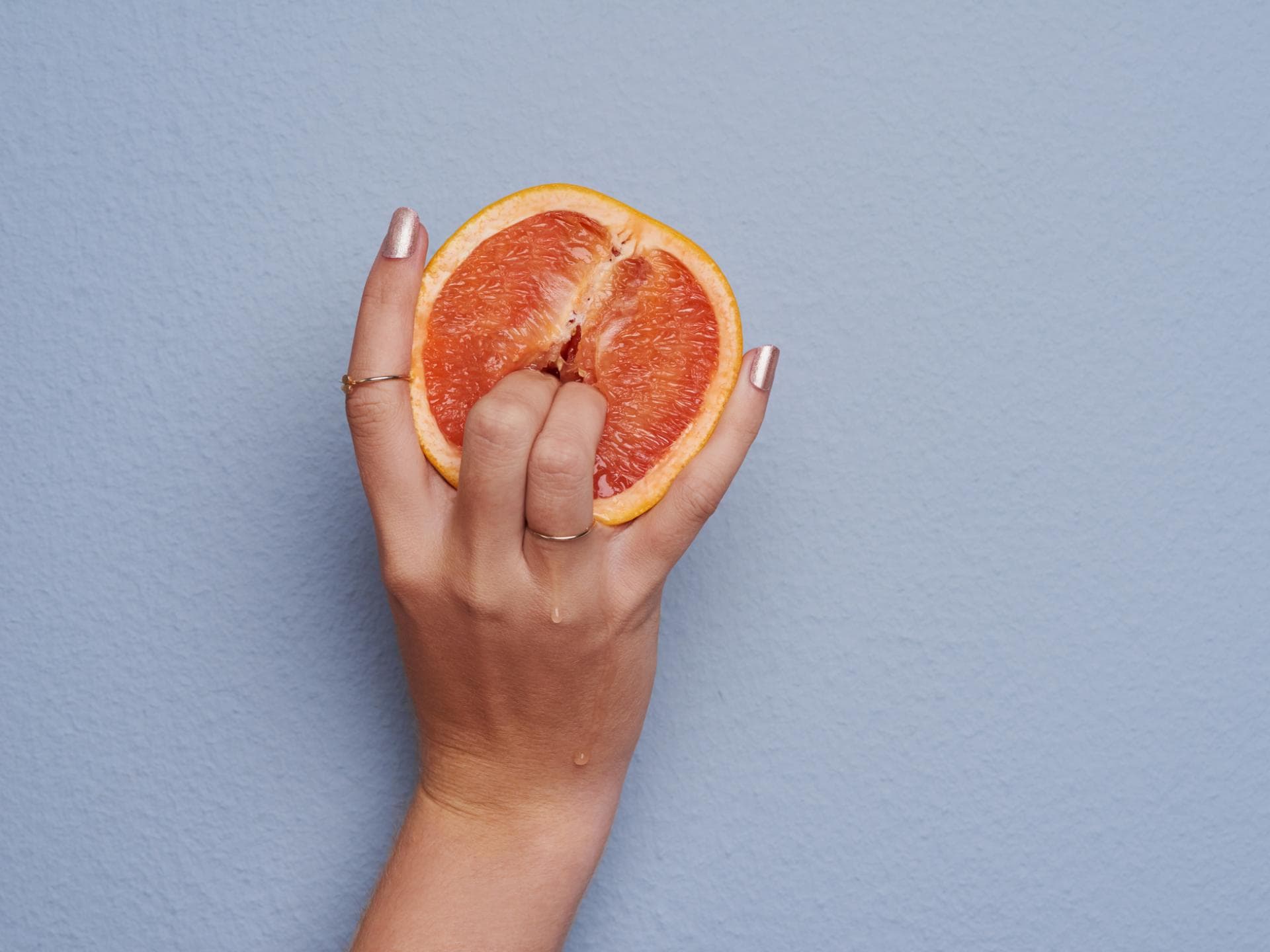 Frau mit Orange