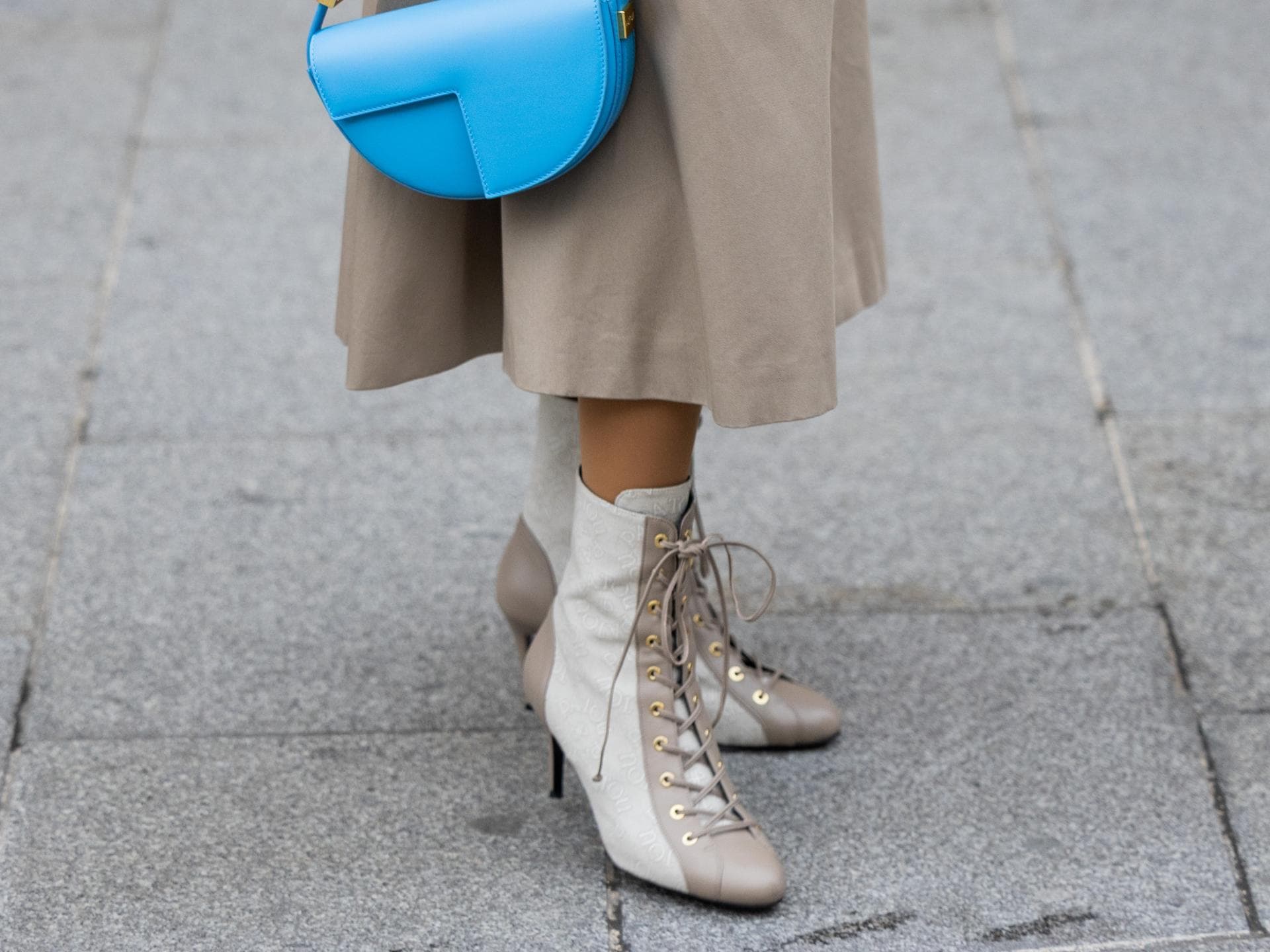 Frau trägt Stiefel in Taupe