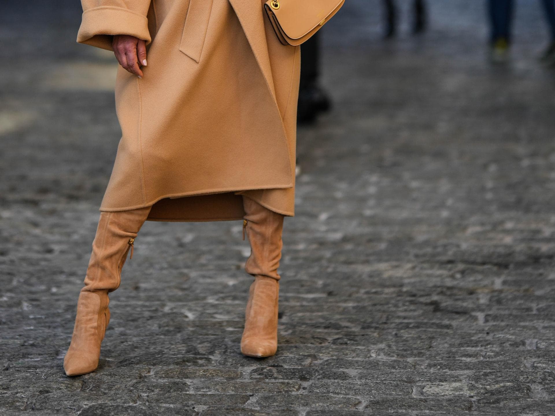 Grece Ghanem trägt beigefarbene Wildlederstiefel