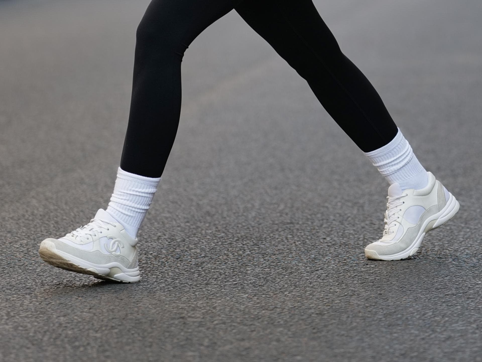 Influencerin mit weißen Sneaker