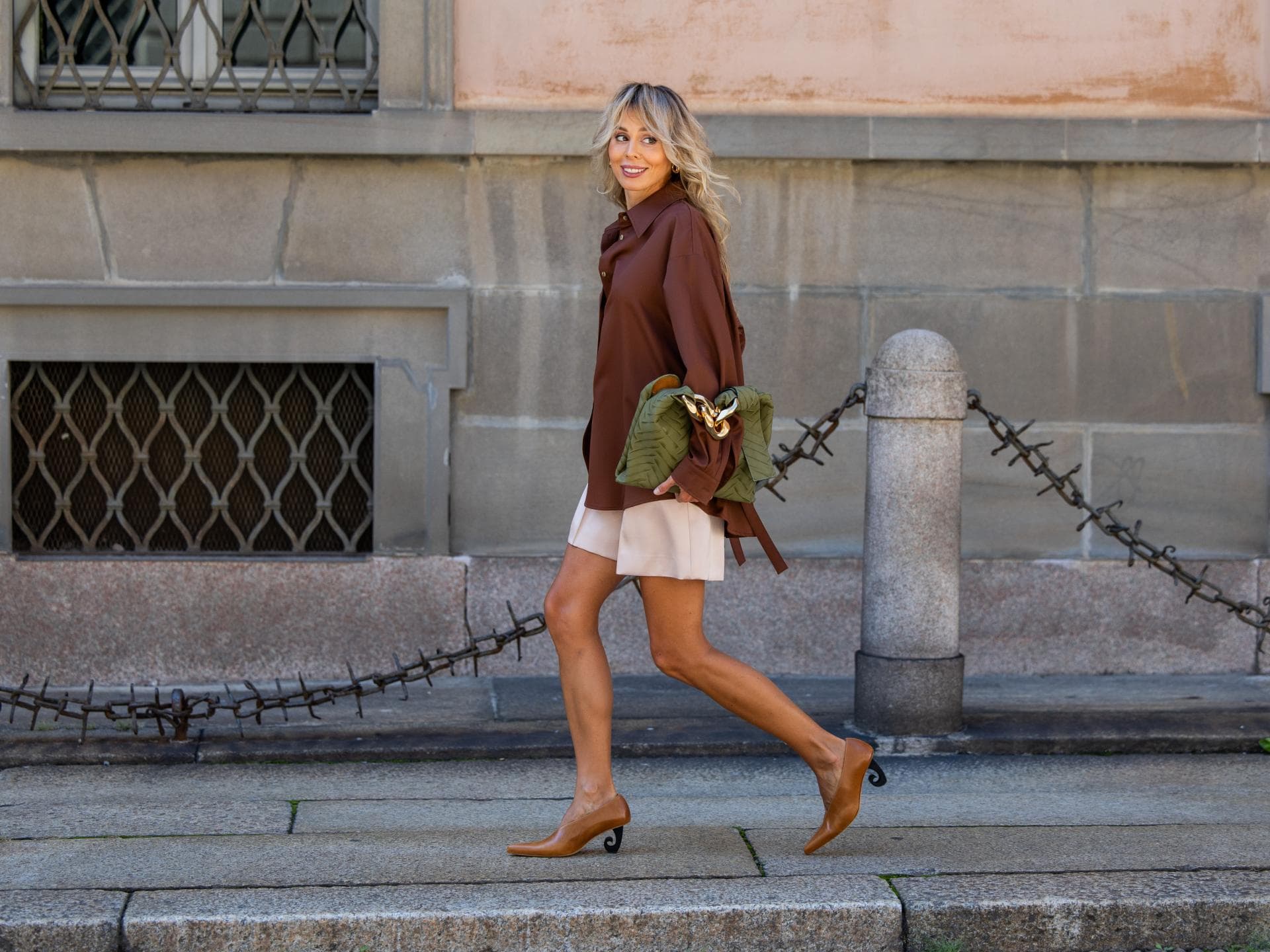 3 Farben für den Herbst, die dein Outfit teurer aussehen lassen, als es ist Frau streetstyle