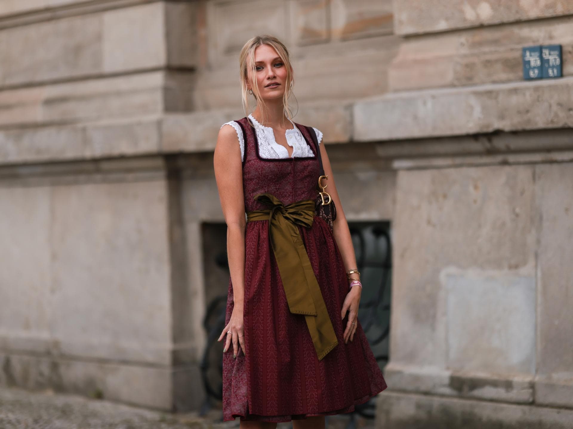 Frau im dunkelroten Dirndl