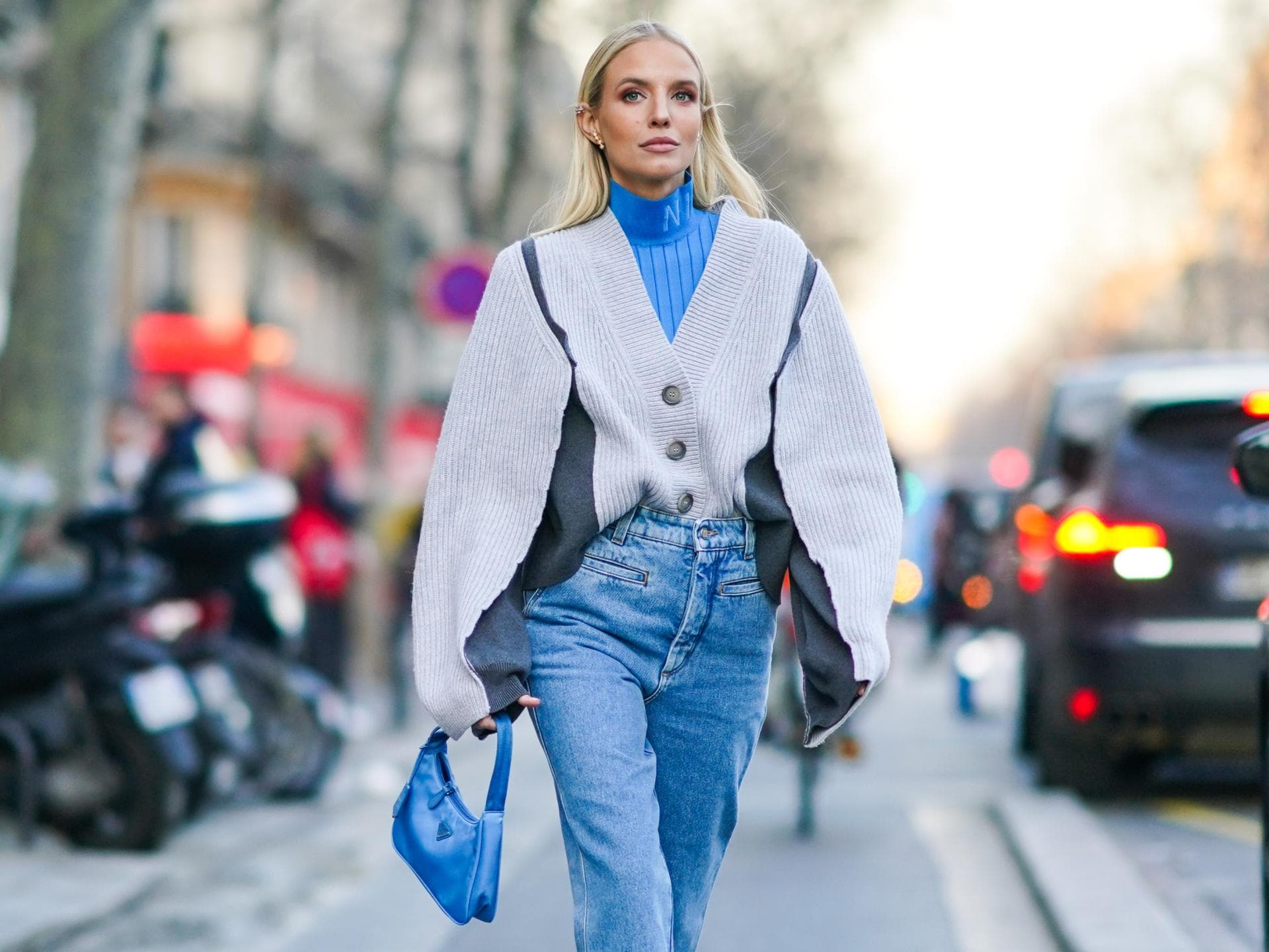 Cardigan Leonie Hanne trägt grauen Cardigan