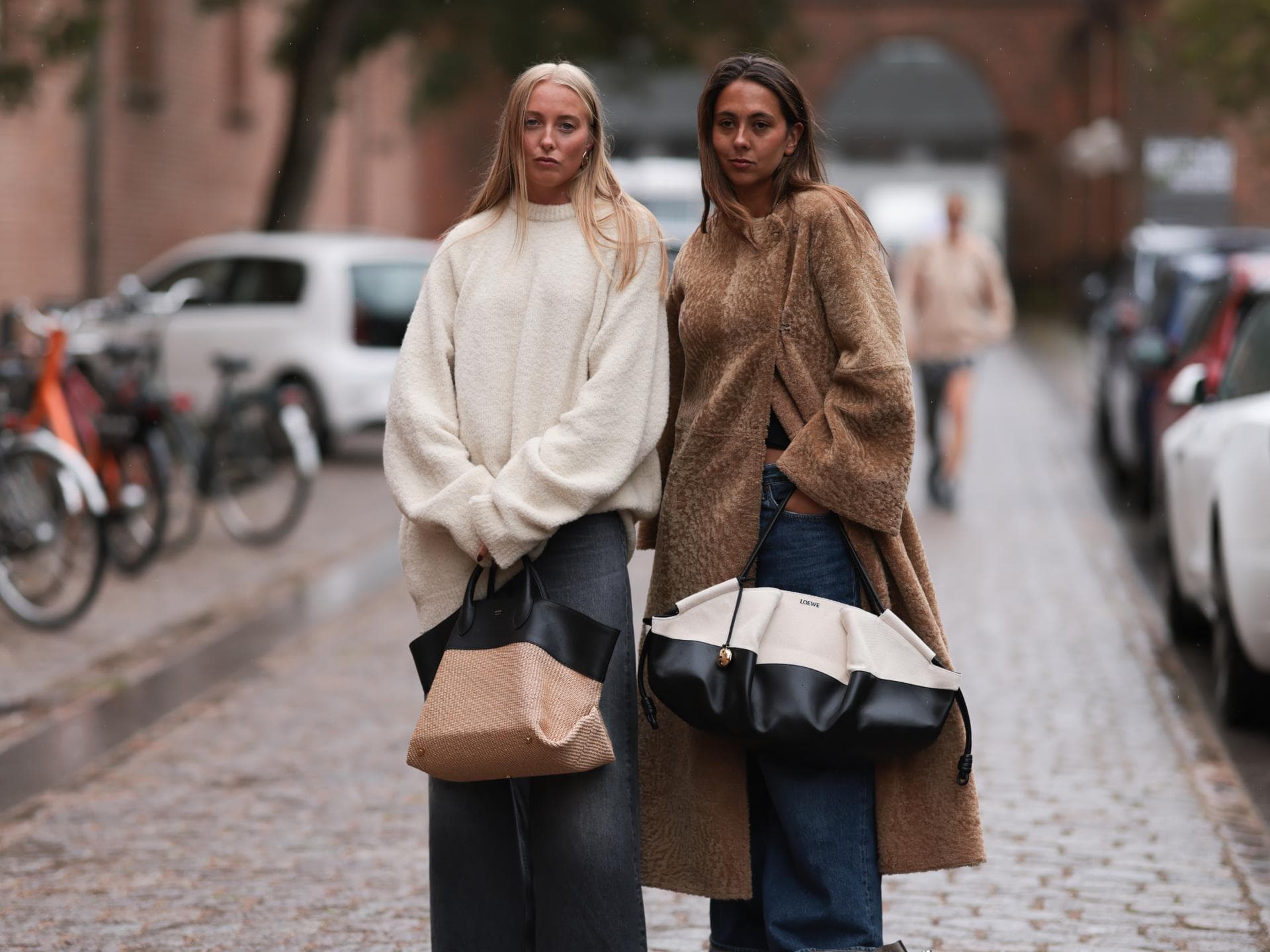 Zwei Frauen mit Pullover und Mantel