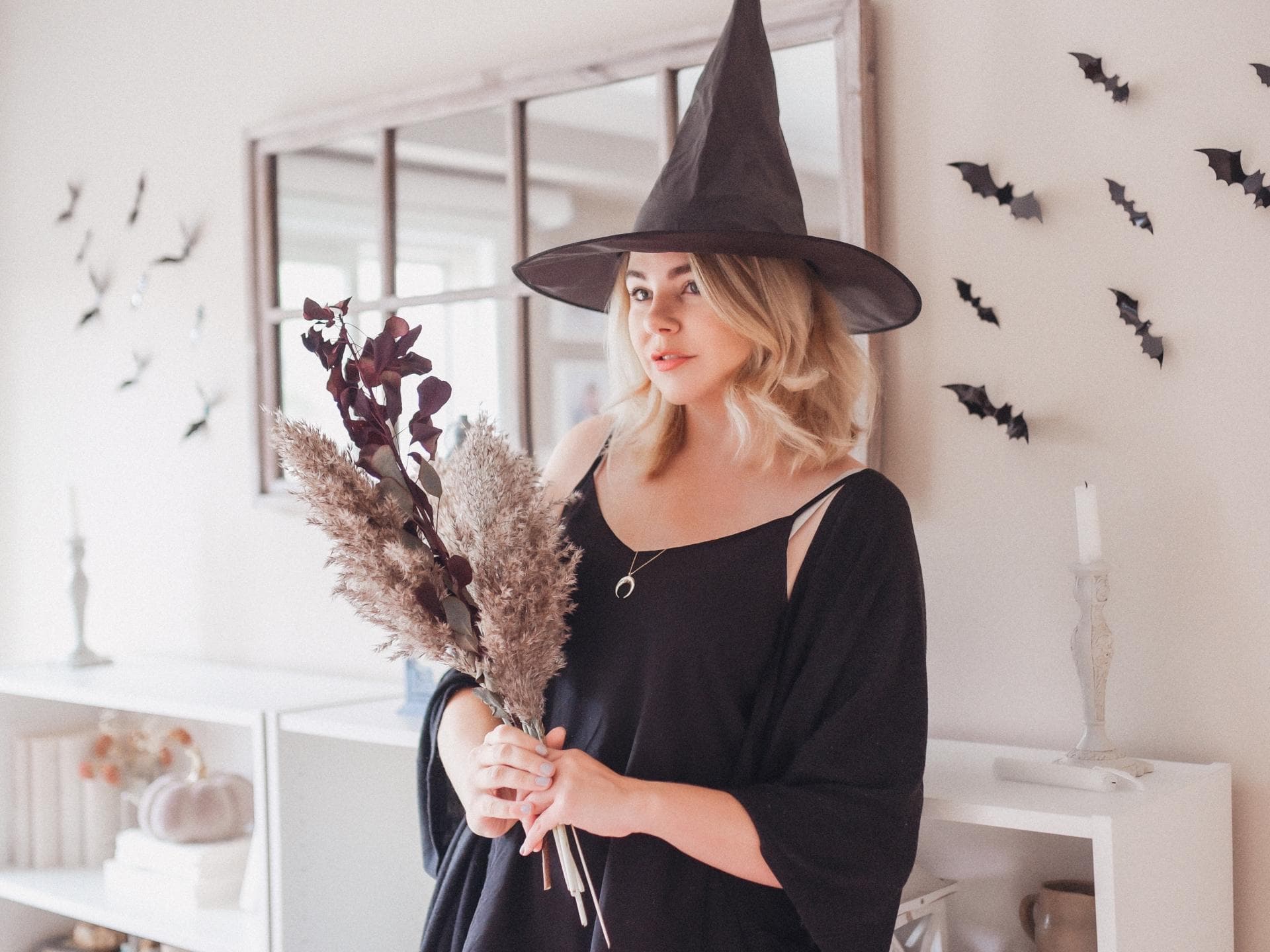 Last Minute Halloween Kostüm Frau mit schwarzem Hut