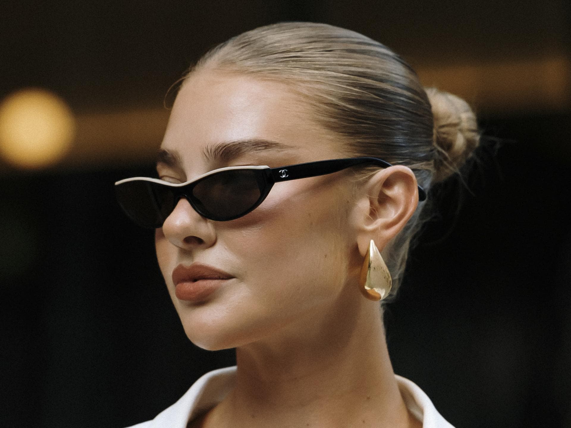 Frau auf der Fashion Week mit schönem Teint