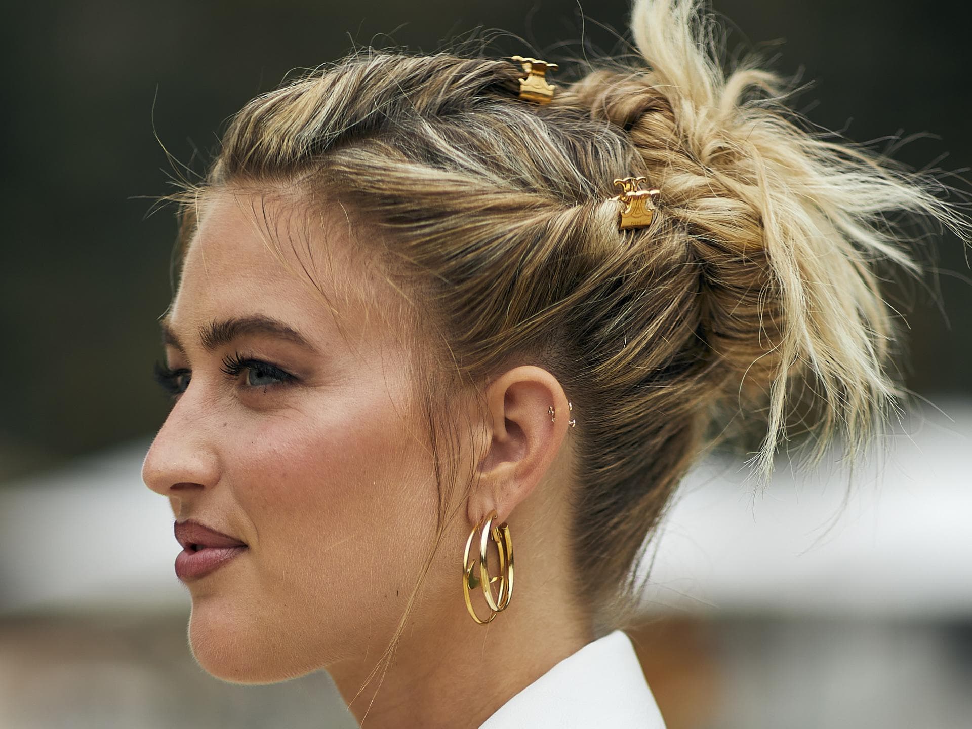 Frau von der Seite auf der Fashion Week