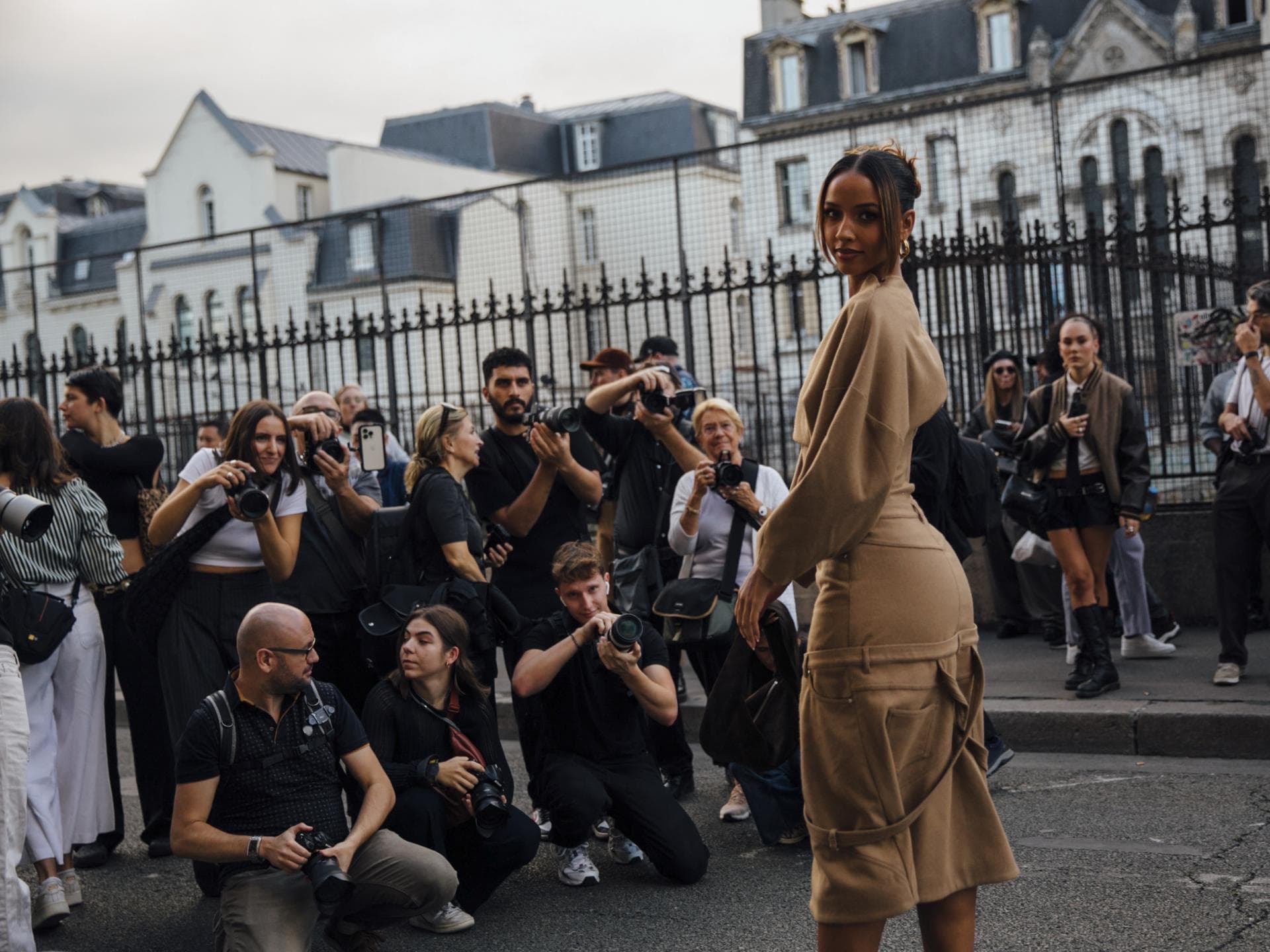 Frau auf der Pariser Fashion Week 