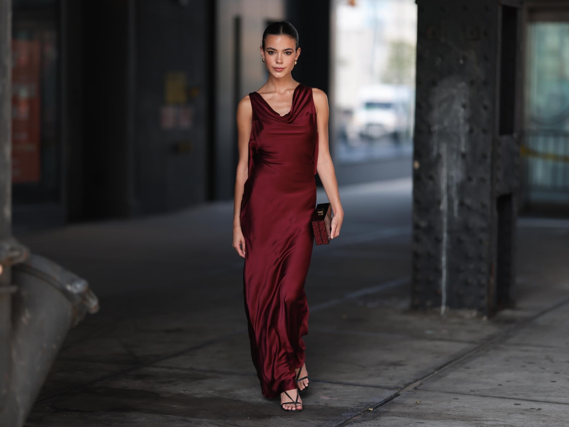Frau in roten Kleid
