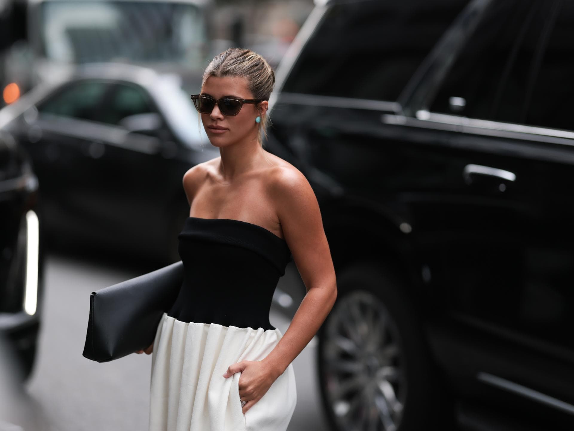 Schulterfreie Pullover sind DAS Must-Have in diesem Herbst Sofia Richie Streetstyle
