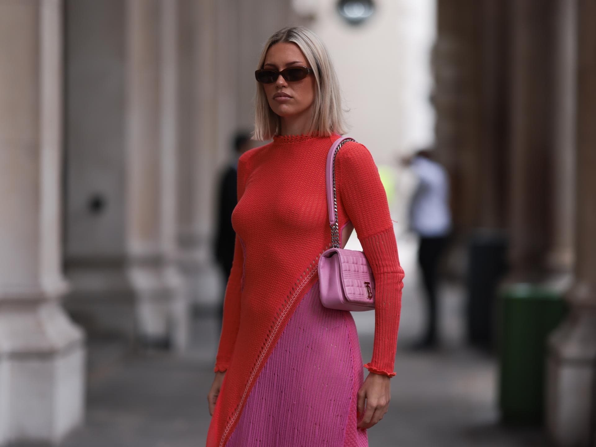 Frau in rotem Kleid