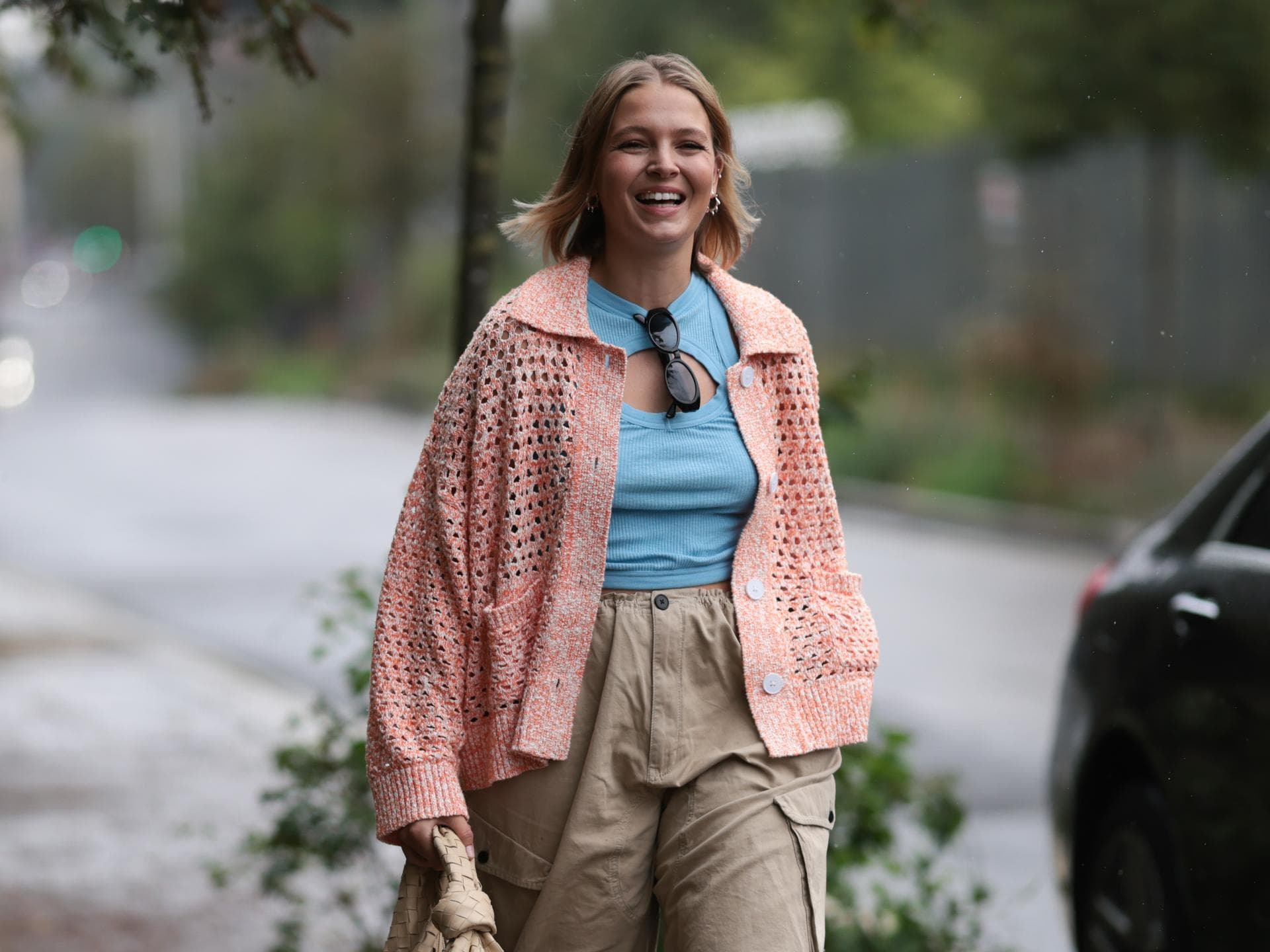 Frau in lachsfarbener Jacke
