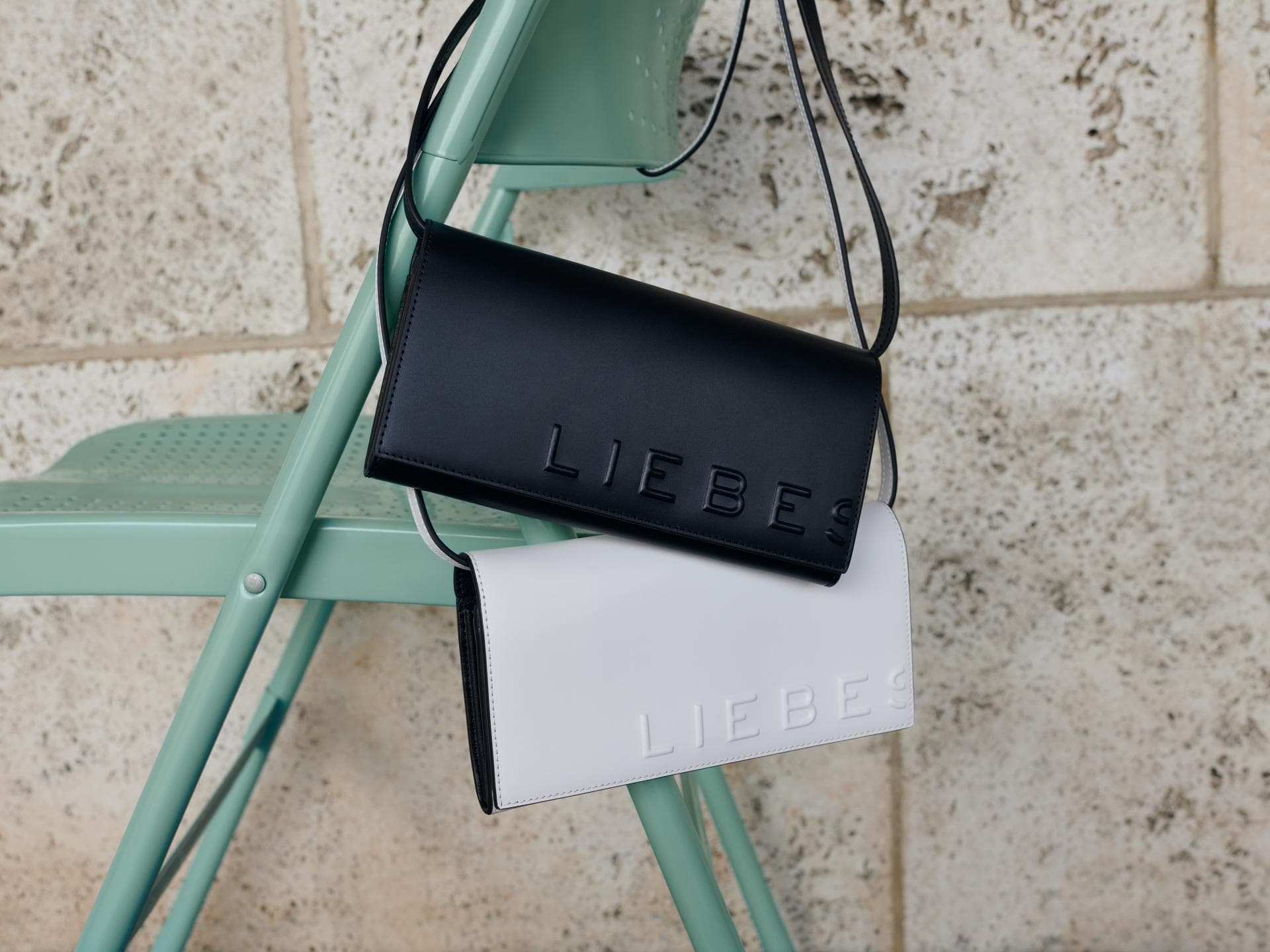 Die Logoprägung der Paper Bag ist ein echter Hingucker. 