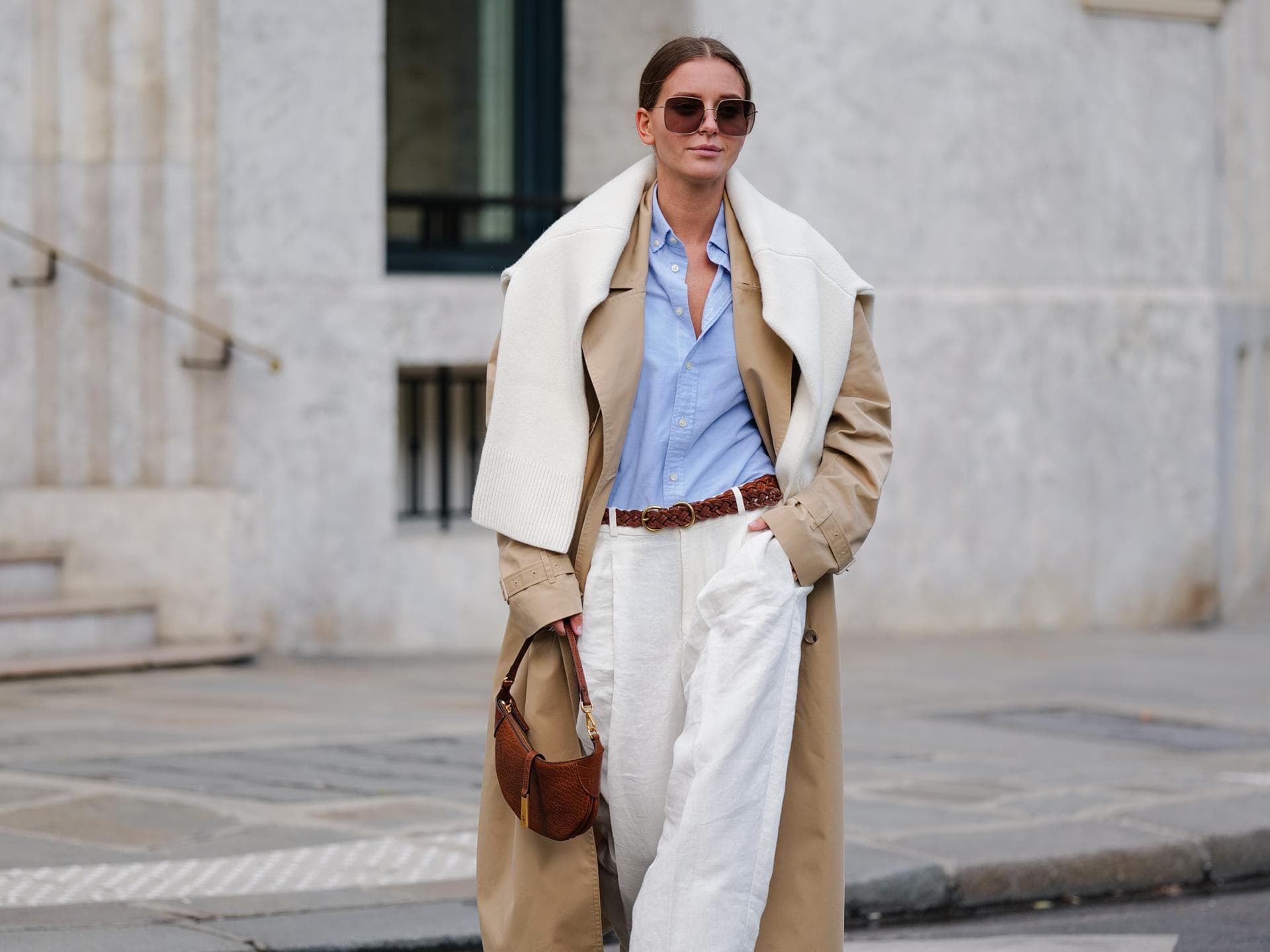 Wie du dir eine Capsule Wardrobe erstellst Frau in edlem Look mit Trenchcoat
