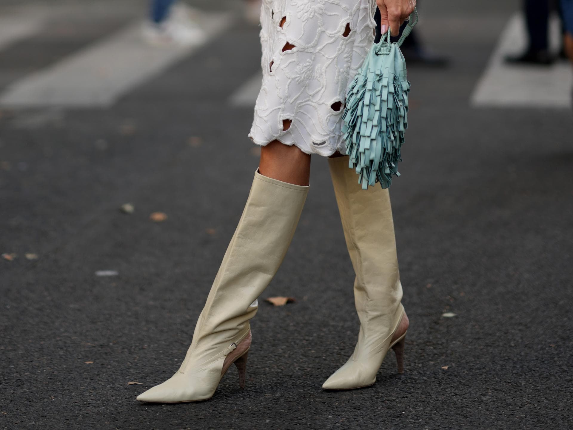 Frau mit beigen Boots