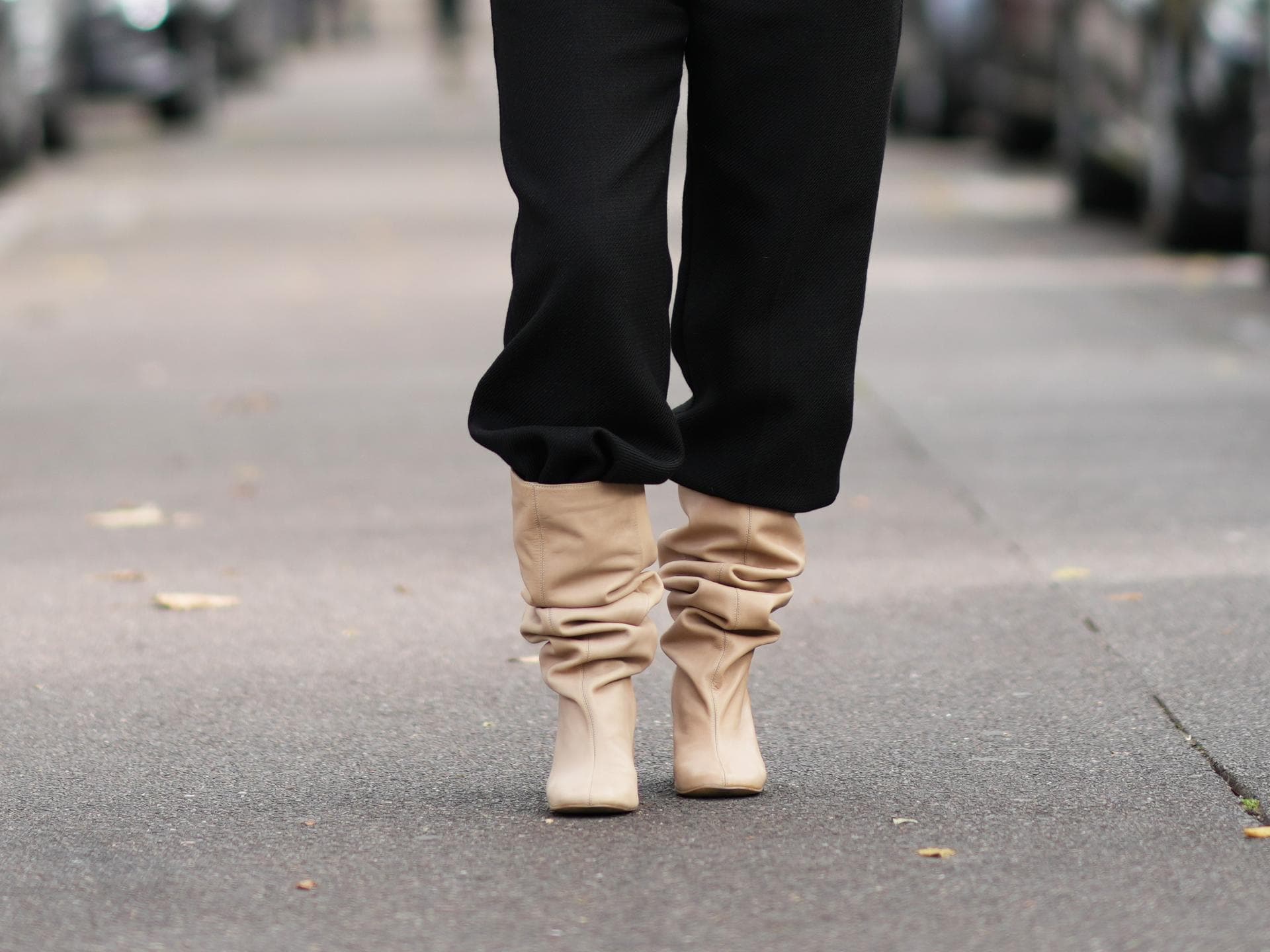 Frau mit beigen Boots