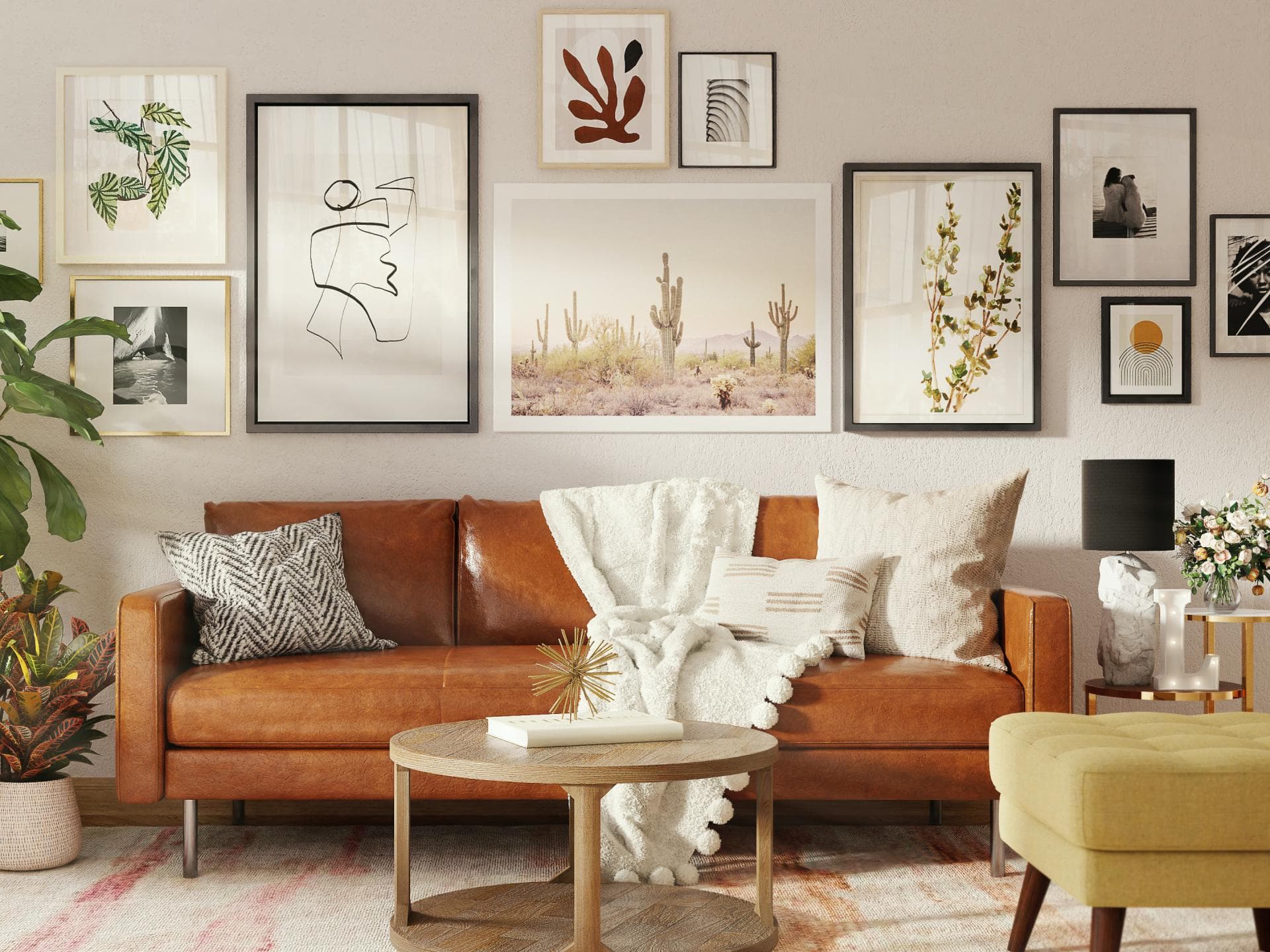Stilvoll eingerichtetes Wohnzommer mit brauner Couch und Bildern an der Wand