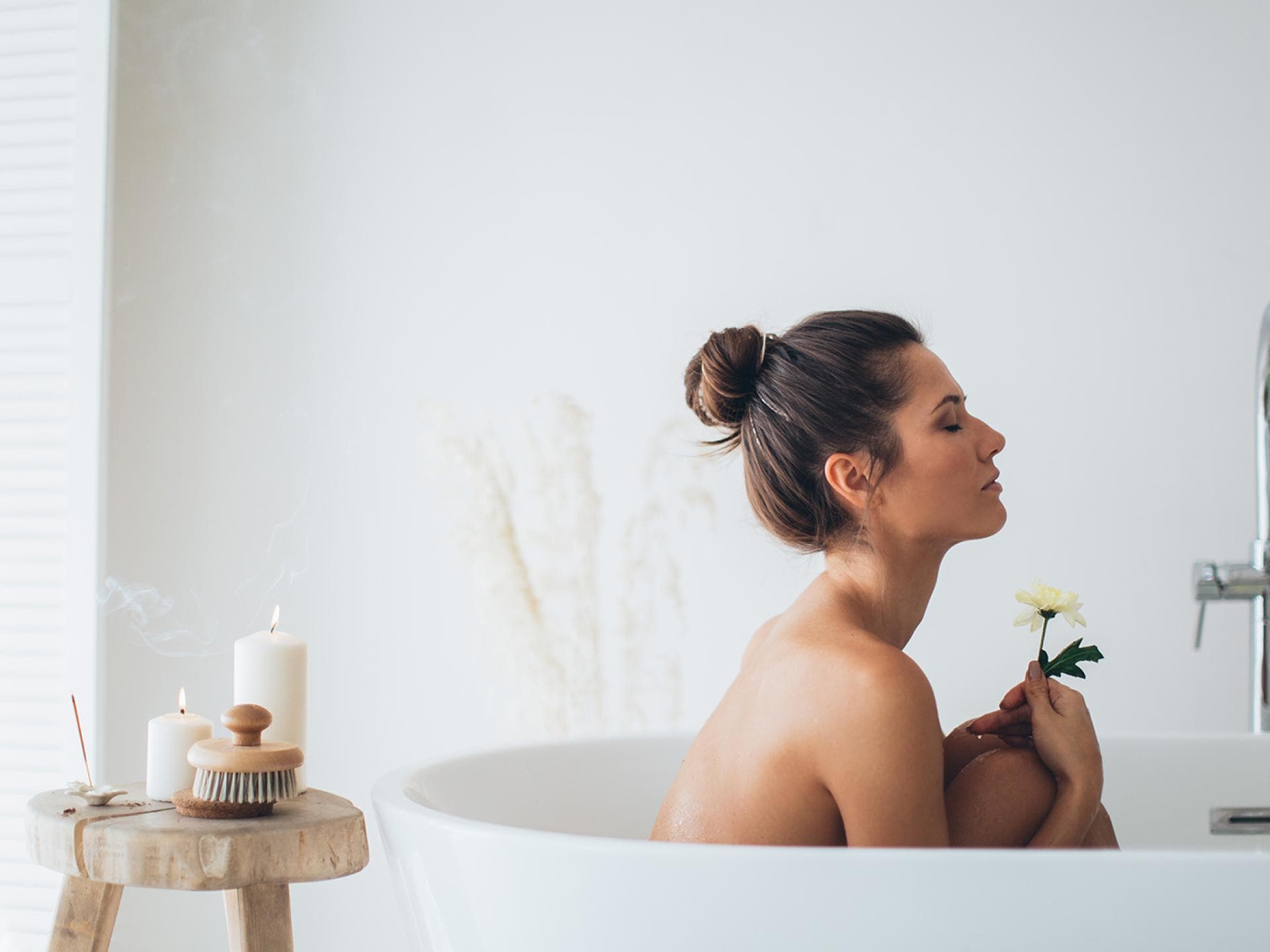 Frau sitzt in Badewanne