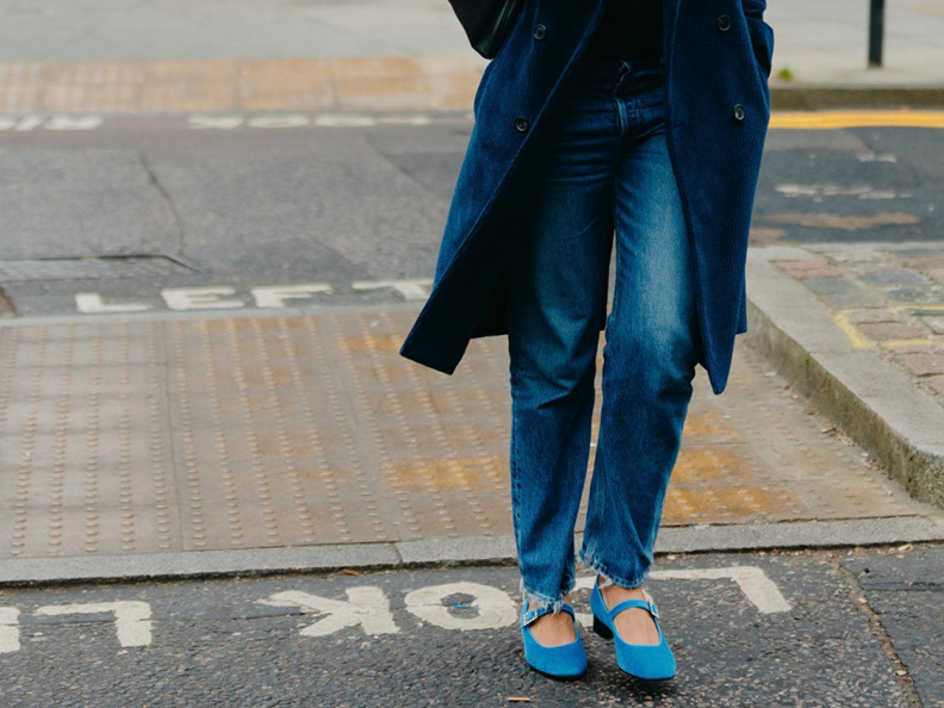 Frau in Jeans spaziert durch London